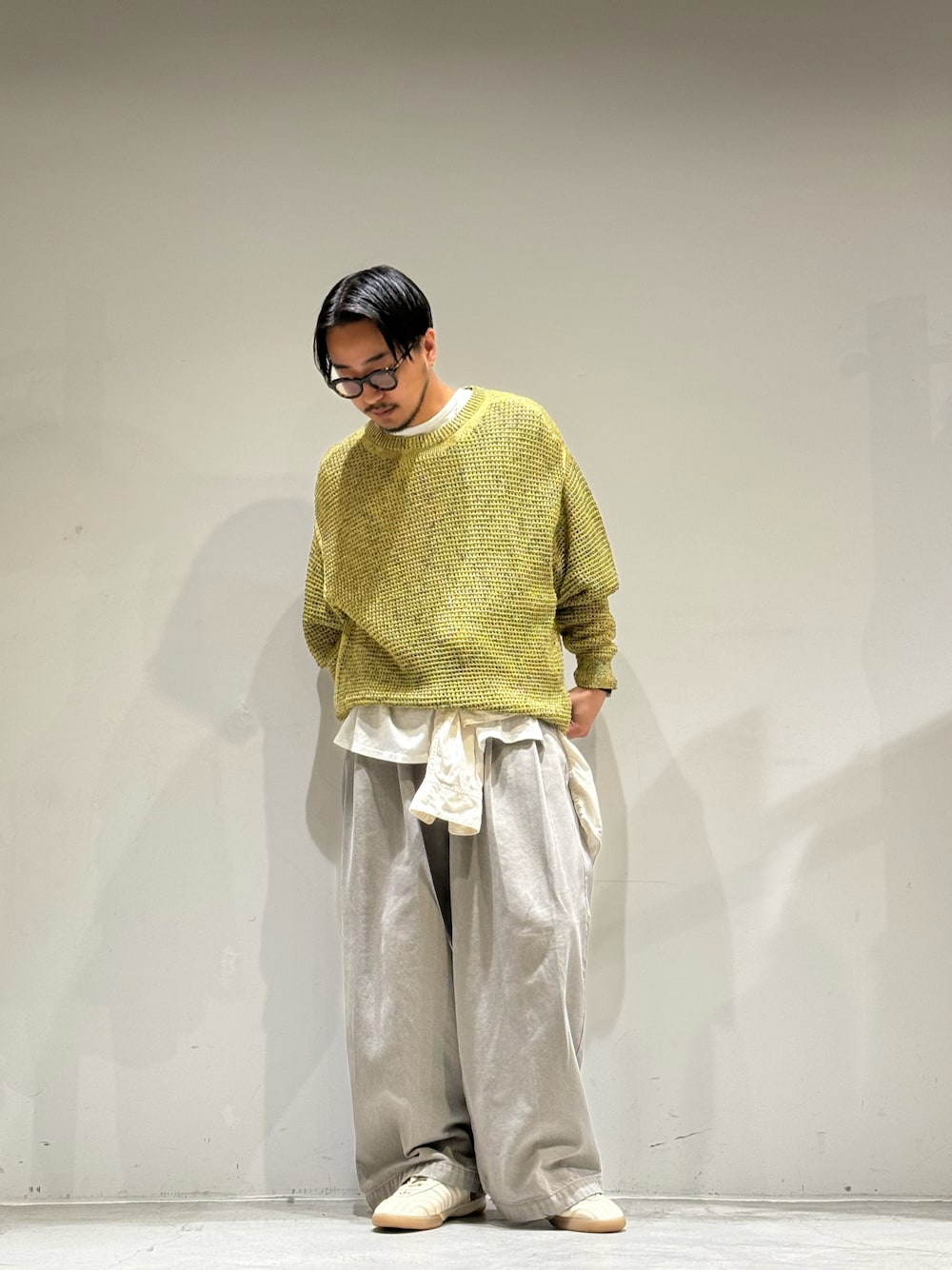 「きれいめカジュアル、シンプルコーデ、サマーニット、ニット、デニム、GARDEN TOKYO、gardenosaka、yoke、TOIRONIER、Wales Bonner、samba、adidas、adidas originals」｜「ToironierのToironier/トワロニエ/2tuck wide denim pants（その他パンツ、グレー系）」を使った、GARDEN  takumiさん（メンズ・167cm）の春コーディネートの1枚目の写真
