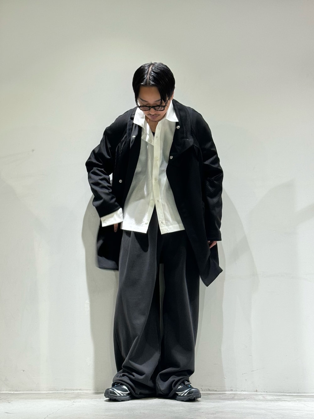 「レイヤードスタイル、シャツスタイル、夏コーデ、シンプルスタイル、春コーデ、TOIRONIER、kiko kostadinov、SALOMON、GARDEN TOKYO、gardenosaka、スニーカー、スウェットパンツ、ワイドパンツ、白シャツ、メガネ男子」｜「ToironierのToironier/トワロニエ/2tuck Sweat Pants（スウェットパンツ、グレー系）」を使った、GARDEN  takumiさん（メンズ・167cm）の夏コーディネートの1枚目の写真