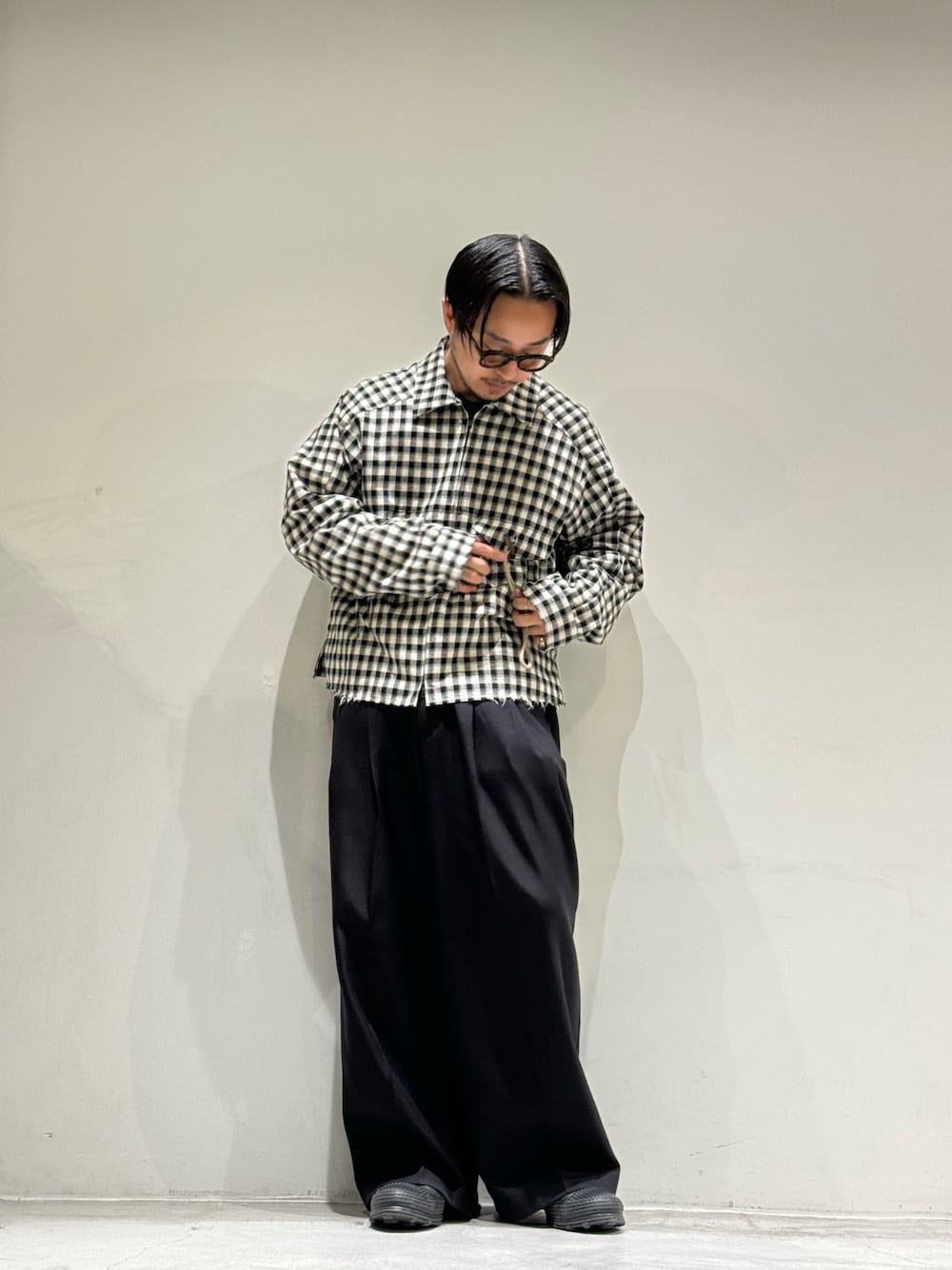 「春コーデ、チェツクシャツ、チェック、ancellm、TOIRONIER、今日のコーデ、シンプルスタイル、春色、休日コーデ、春アウター、GARDEN TOKYO、gardenosaka、おでかけコーデ」｜「ToironierのToironier/トワロニエ/3Tuck Wide Pants（スラックス、ブラック系）」を使った、GARDEN  takumiさん（メンズ・167cm）の春コーディネートの1枚目の写真
