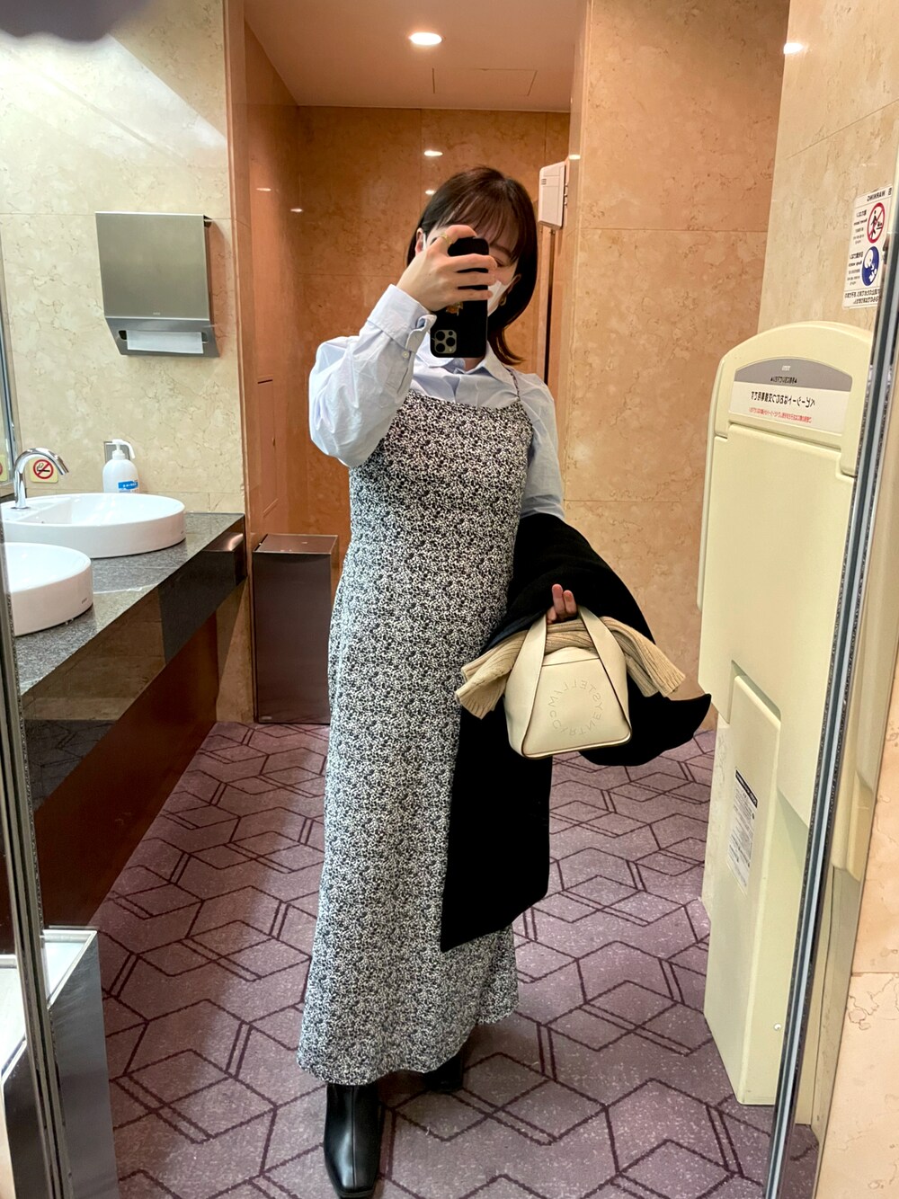 「カジュアル、ランチコーデ、デニムコーデ、ロングブーツ、ワントーンコーデ、休日コーデ、低身長コーデ、低身長女子」｜「SLOBE citron.のアイテム（ワンピース、ブルー系）」を使った、miyuさん（レディース・149cm）の冬コーディネートの1枚目の写真