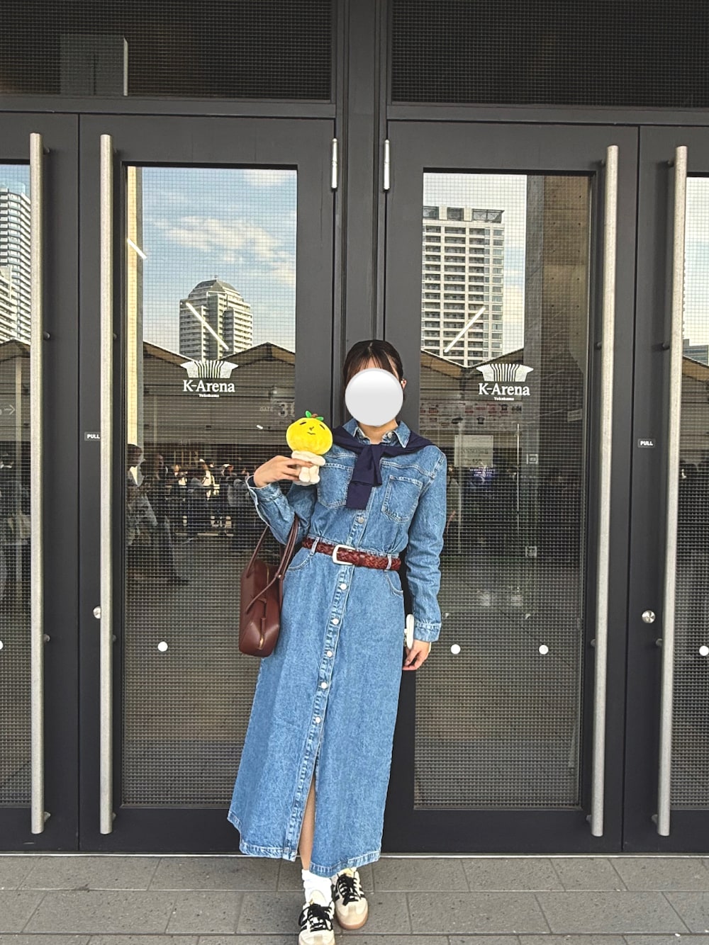 「春服、オトナカワイイ、大人可愛い、大人カジュアルコーデ、デニム、デニムコーデ、デニムワンピース、adidas、sanba、UNIQLO、ZARAコーデ、ZARA、Mila Owen」｜「ZARAのアイテム（ワンピース/ドレス、ブルー系）」を使った、Manaさん（骨格ウェーブ・レディース・168cm）の春コーディネートの1枚目の写真