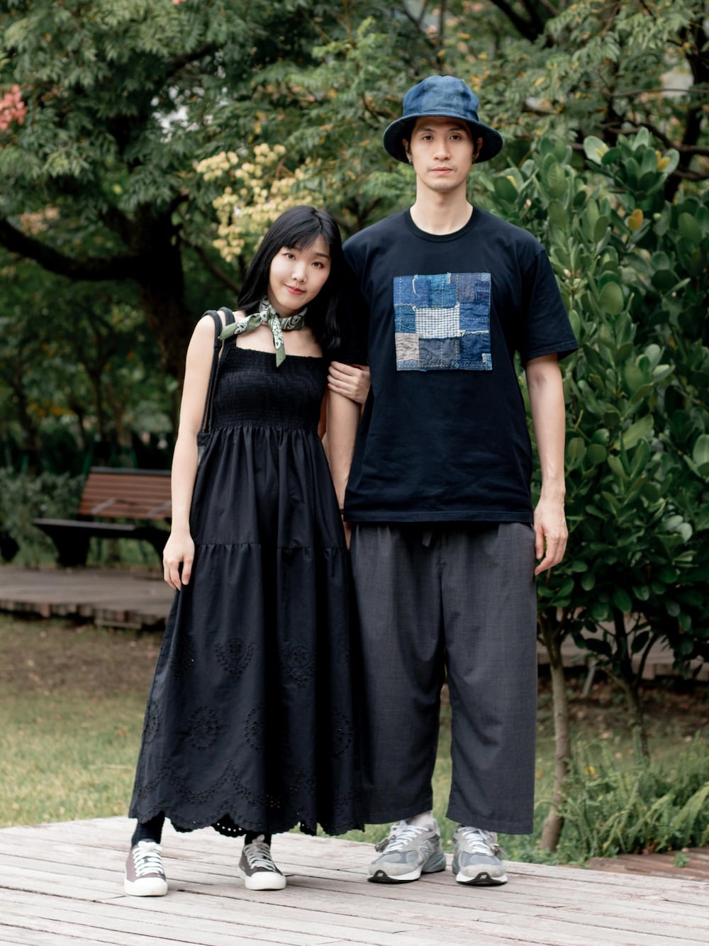「秋服コーデ、autumn、ootd、outfit、black、couple、休日コーデ、MUJI、New Balance、ZARA、blue」｜「MUJI Laboのアイテム（スニーカー、グレー系）」を使った、Bernice Sioさん（レディース・162cm）の秋コーディネートの1枚目の写真