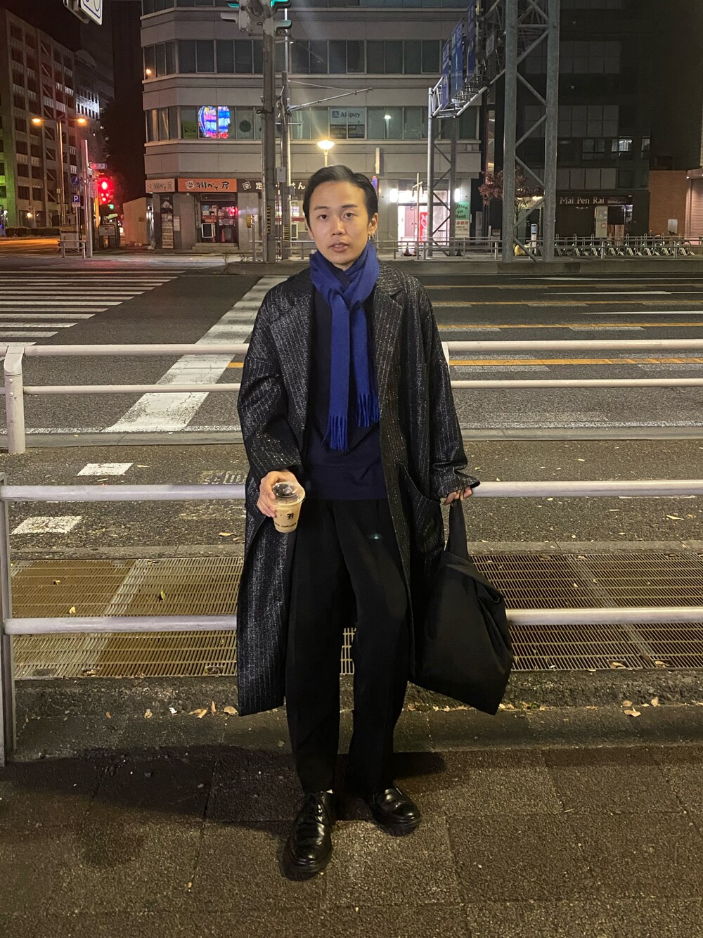 「シンプルコーデ、ブラック、大人コーデ、秋コーデ、レイヤードスタイル、革靴、スラックス、古着MIX、モノトーン、ストリート、マフラー、秋のコーデ、低身長」｜「BEAUTY&YOUTH UNITED ARROWSのBY リバーシブル カシミヤ マフラー（マフラー、ブルー系）」を使った、かぎょうさん（メンズ・173cm）の秋コーディネートの1枚目の写真