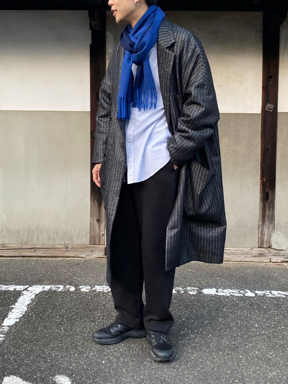 「クリスマスに着たい服、休日スタイル、大人カジュアル、ゆるコーデ、冬のコーデ、カジュアル、きれいめカジュアル、冬コーデ、いいね、save、フォローお願いします🤑、休日コーデ、モノトーン、ストリートコーデ、秋コーデ、スウェットパンツ、スウェット」｜「sulvamのアイテム（チェスターコート、シルバー系）」を使った、かぎょうさん（メンズ・173cm）の冬コーディネートの1枚目の写真