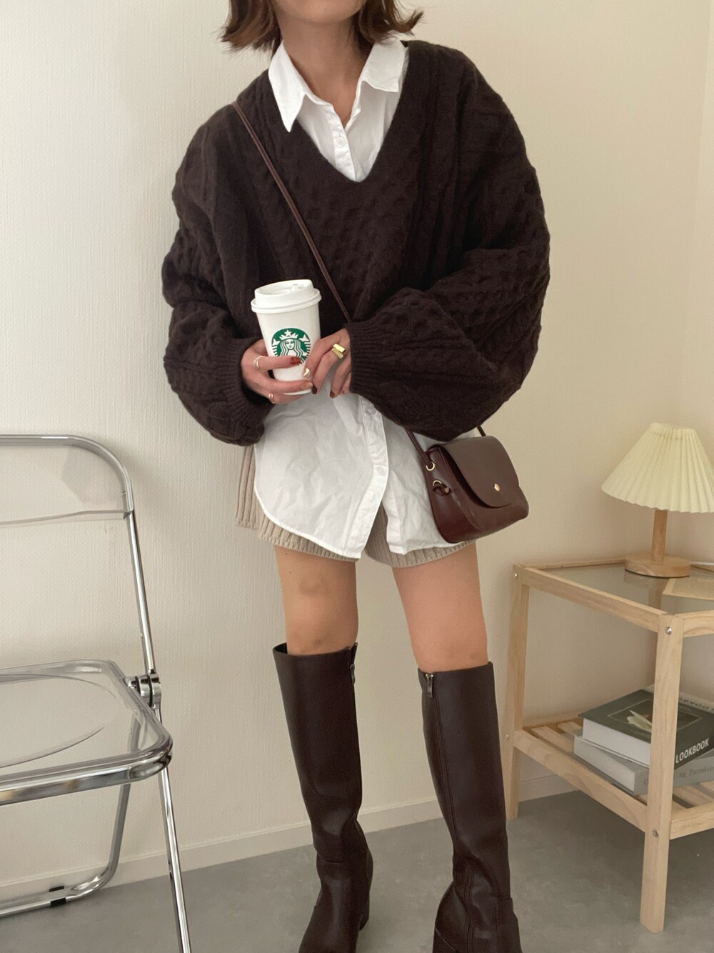 「休日コーデ、ケーブルニット、ケーブル編み、ショート丈、ショートパンツ、ブーツ、レイヤードスタイル、ミニバッグ、ショルダーバッグ、ボリューム袖、シャツスタイル」｜「ＡＮＤＪの【ANDJ MADE】Vネックショート丈ニット（ニット/セーター、ブラウン系）」を使った、うしさん（レディース・150cm）の冬コーディネートの1枚目の写真