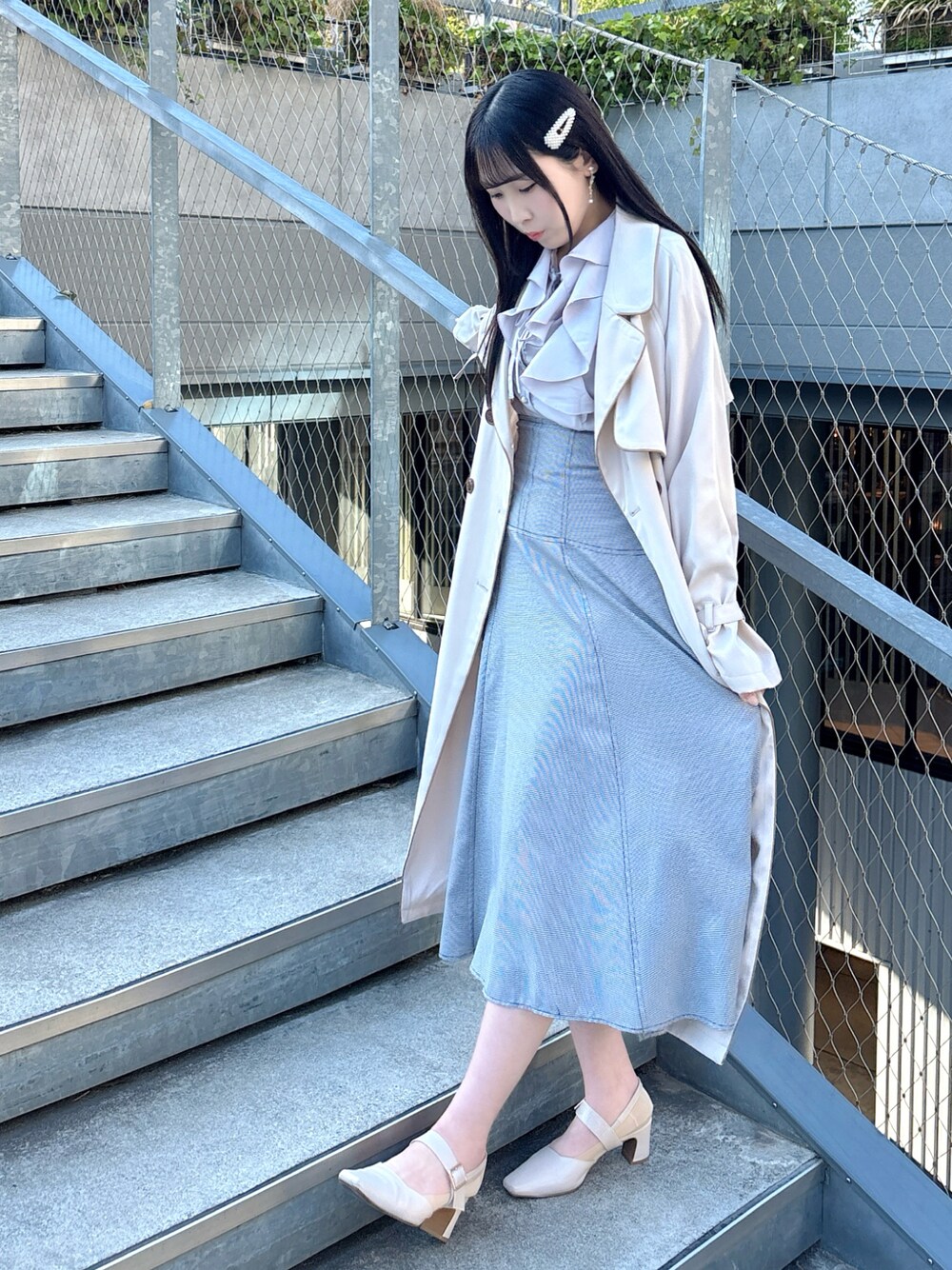 「大人カジュアル、春服コーデ、レディースファッション、春めき満開コーデ、スカートコーデ、きれいめコーディネート、おしゃれさんと繋がりたい、シャツ/ブラウス」｜「ORiental TRafficのスクエアトゥバックルベルトパンプス/11309（パンプス、ホワイト系）」を使った、あゆかさん（骨格ストレート・レディース・162cm）の春コーディネートの1枚目の写真