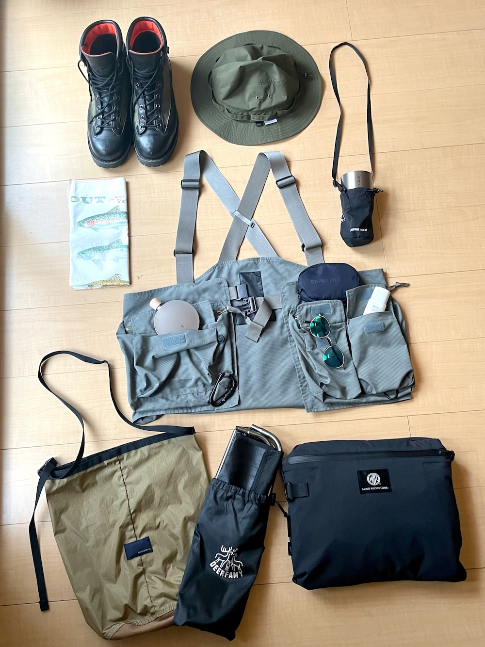 「フジロック、フェススタイル、大人カジュアル」｜「DAIWA PIER39の【DAIWA PIER39/ ダイワ ピア39】GORE-TEX INFINIUM Tech Jungle Hat（ハット、グリーン系）」を使った、ぴ-Sanさん（メンズ・167cm）の夏コーディネートの1枚目の写真
