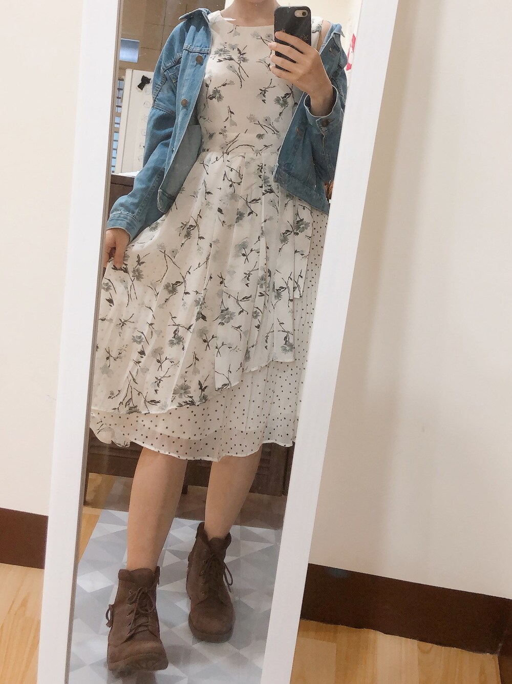 「MERCURYDUOのアイテム（ジャンパースカート、ホワイト系）」を使った、Peiさん（レディース・162cm）の秋コーディネートの1枚目の写真