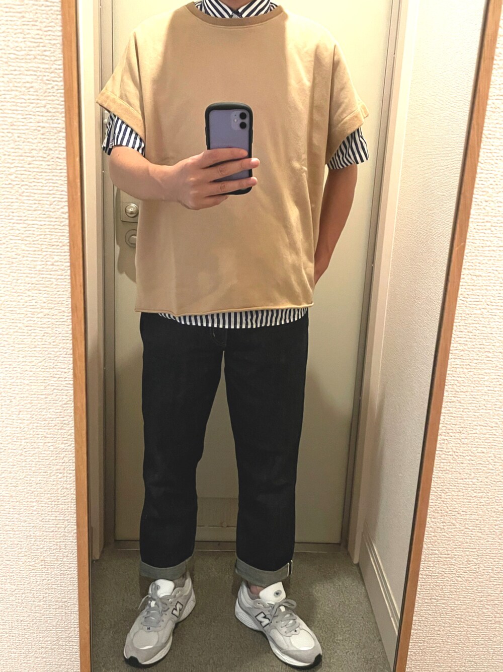 「カジュアル、ジーンズ、スニーカーコーデ、ユニクロ、プチプラ、シンプルスタイル、おしゃれさんと繋がりたい」｜「WACHOのWACHO ビックシルエット クロップド スウェットベスト オーバーサイズ（ベスト、ベージュ系）」を使った、tAKEHIrOさん（メンズ・172cm）の秋コーディネートの1枚目の写真