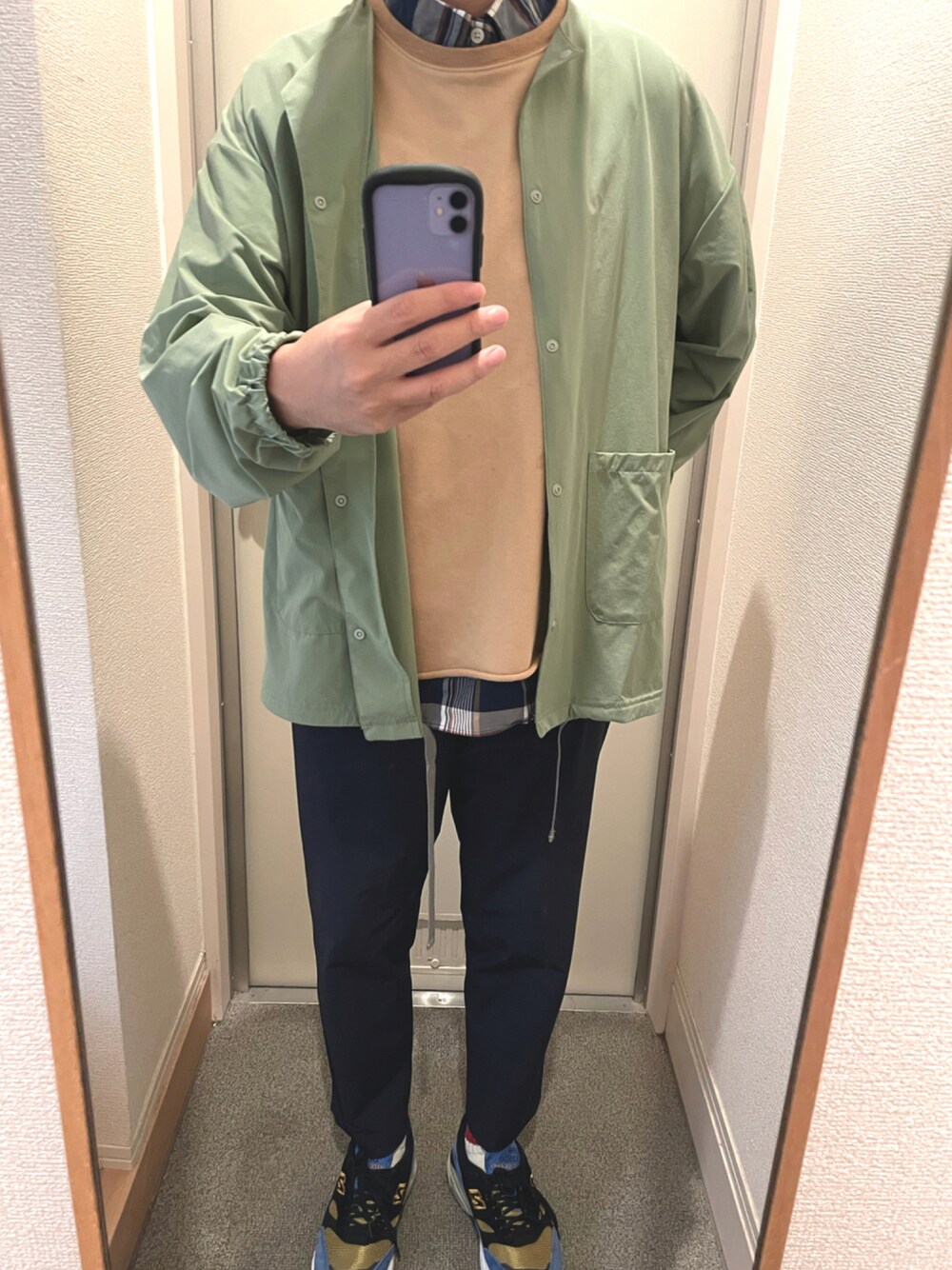 「スニーカー、New Balance、UNIQLO、ベスト、カジュアルコーデ、プルオーバーシャツ、秋コーデ、お洒落さんとつながりたい、だから秋服が好き」｜「THE NORTH FACEのEXP-Parcel Relax Pant ／ネイビー（Ｍ）（パンツ、ブルー系）」を使った、tAKEHIrOさん（メンズ・172cm）の秋コーディネートの1枚目の写真