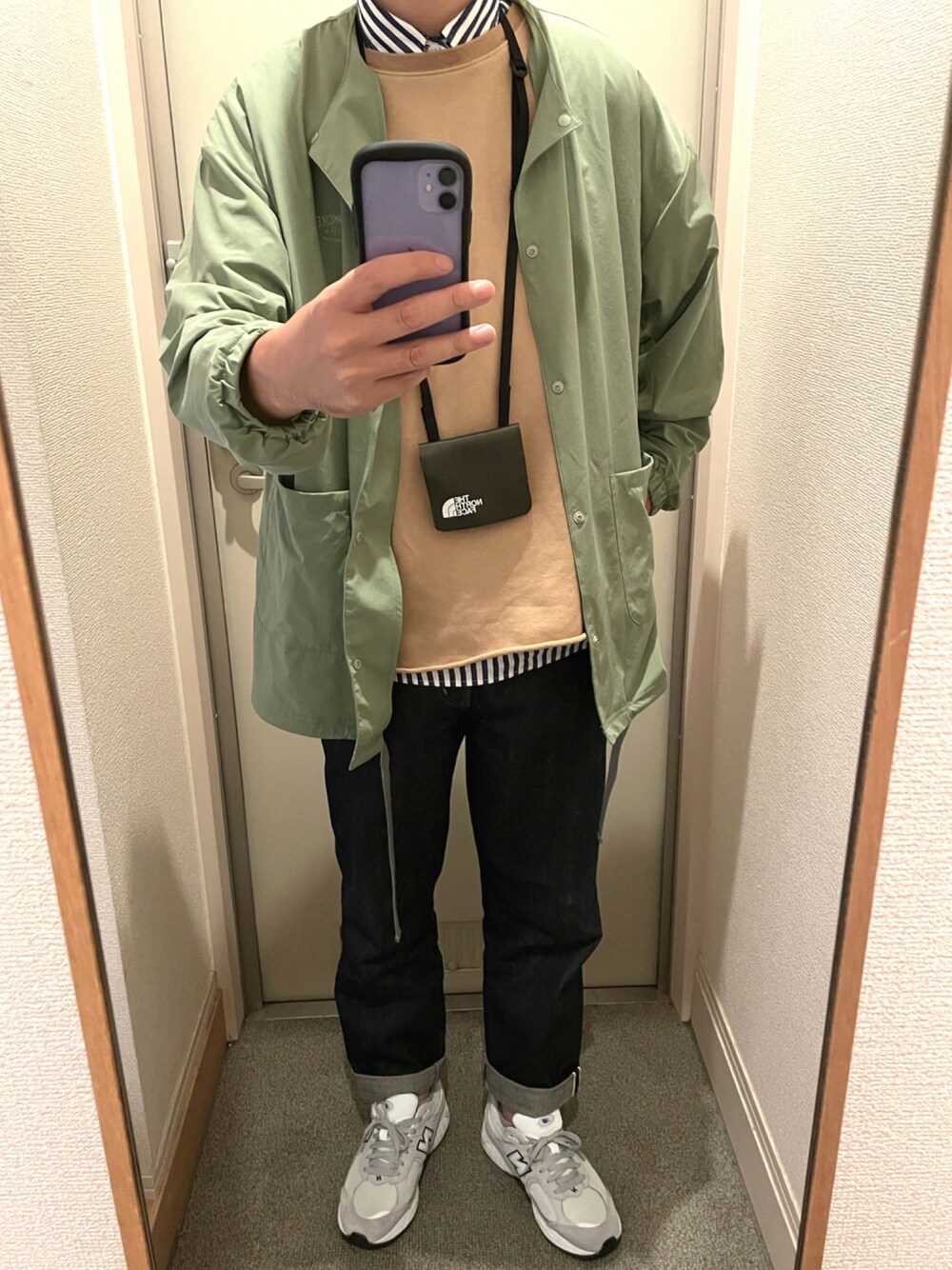 「スニーカー、カジュアル、秋のコーデ、ユニクロ、シンプルコーデ、シンプルスタイル、おしゃれさんと繋がりたい」｜「UNIQLOのアイテム（デニムパンツ、ブルー系）」を使った、tAKEHIrOさん（メンズ・172cm）の秋コーディネートの1枚目の写真