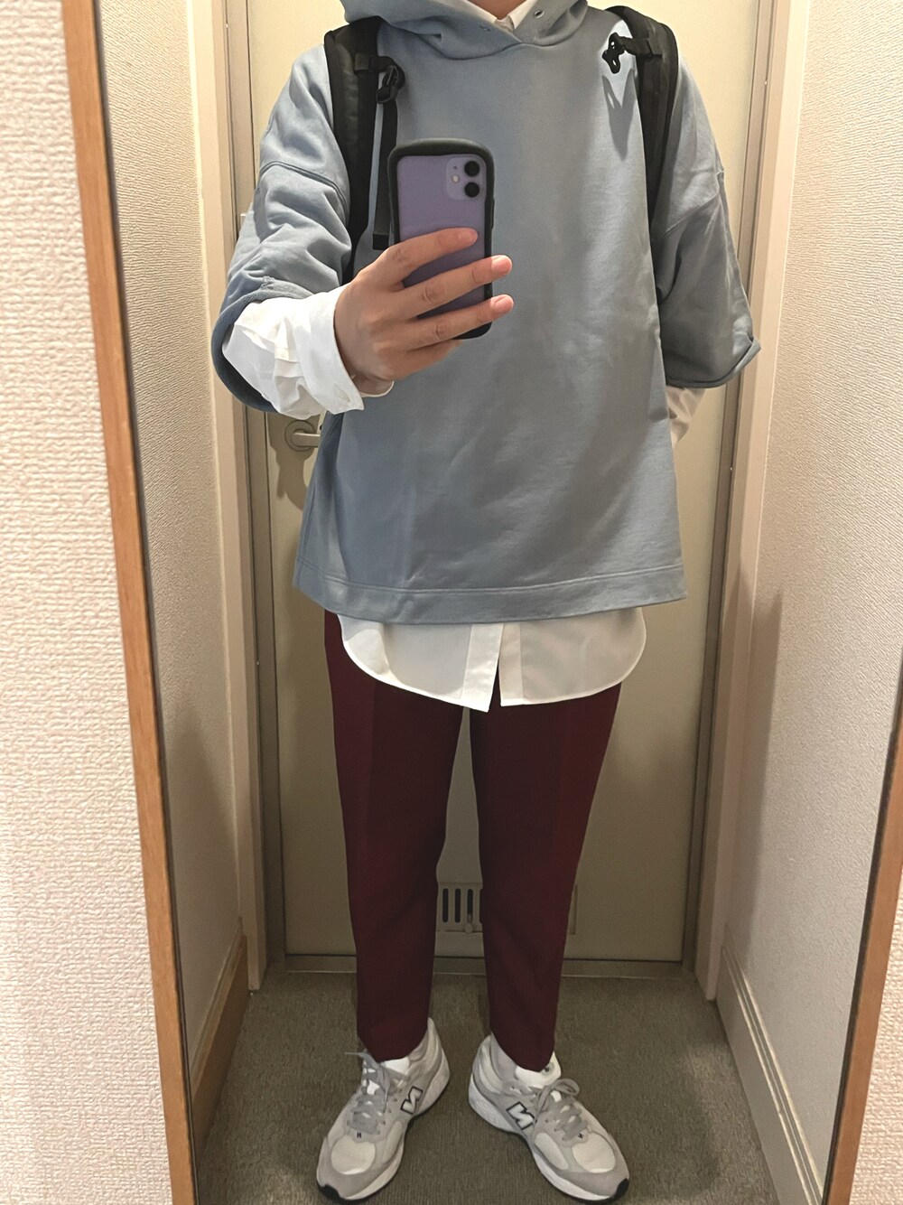 「白スニーカー、秋コーデ、シンプルスタイル、スニーカーコーデ、シャツスタイル、レイヤードスタイル、パーカー、New Balance、お洒落さんとつながりたい」｜「UNITED TOKYOのハードウラケハーフスリーブフードプルオーバー/スウェット（パーカー、ブルー系）」を使った、tAKEHIrOさん（メンズ・172cm）の秋コーディネートの1枚目の写真