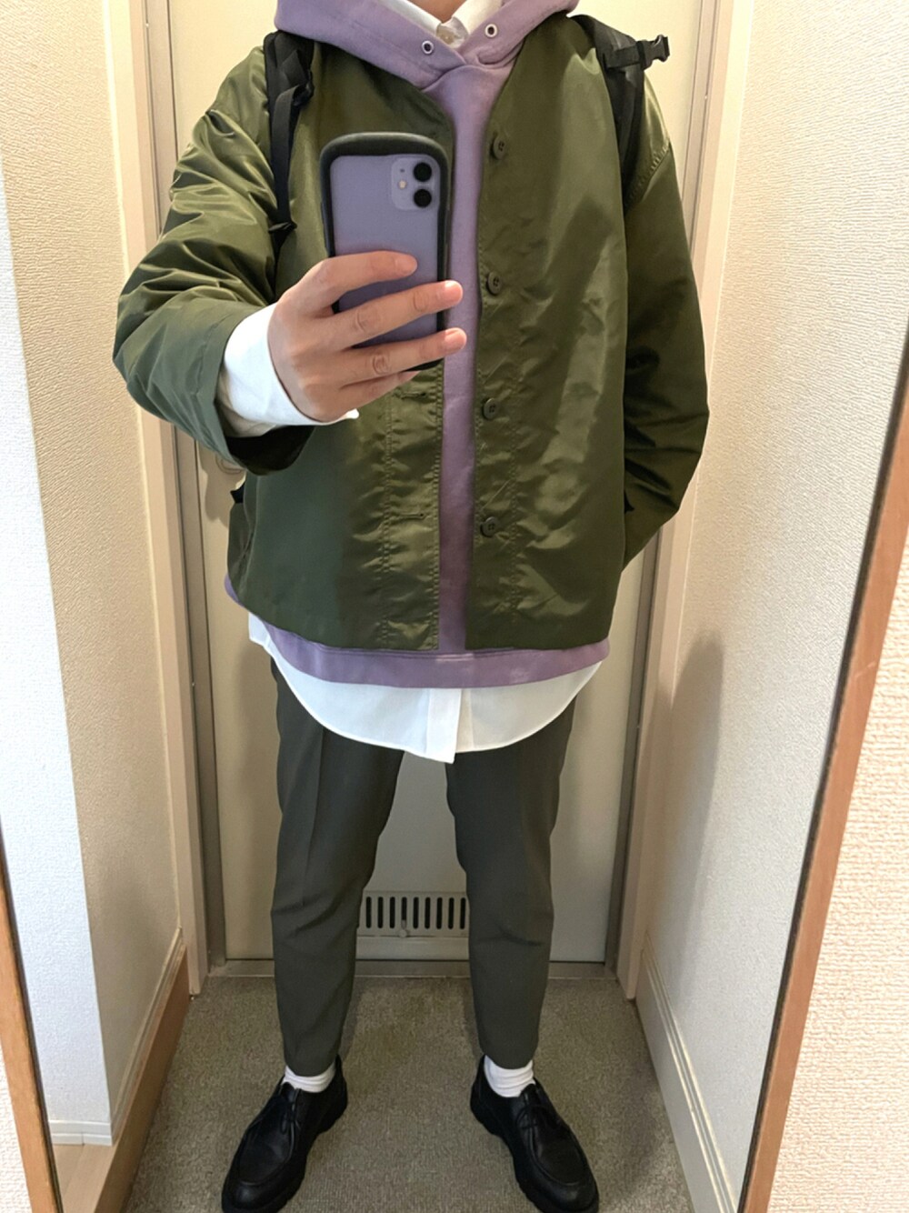 「カジュアル、パーカー、UNIQLO、スラックス、レイヤードスタイル、オーバーサイズ、革靴、大人コーデ、ノーカラージャケット、KLEMAN、秋コーデ、おしゃれさんと繋がりたい」｜「green label relaxingの【 WEB限定 】[ GLR/ -or ] ノーカラー カバーオール ジャケット 男女兼用 ユニセックス（ノーカラージャケット、グリーン系）」を使った、tAKEHIrOさん（メンズ・172cm）の秋コーディネートの1枚目の写真