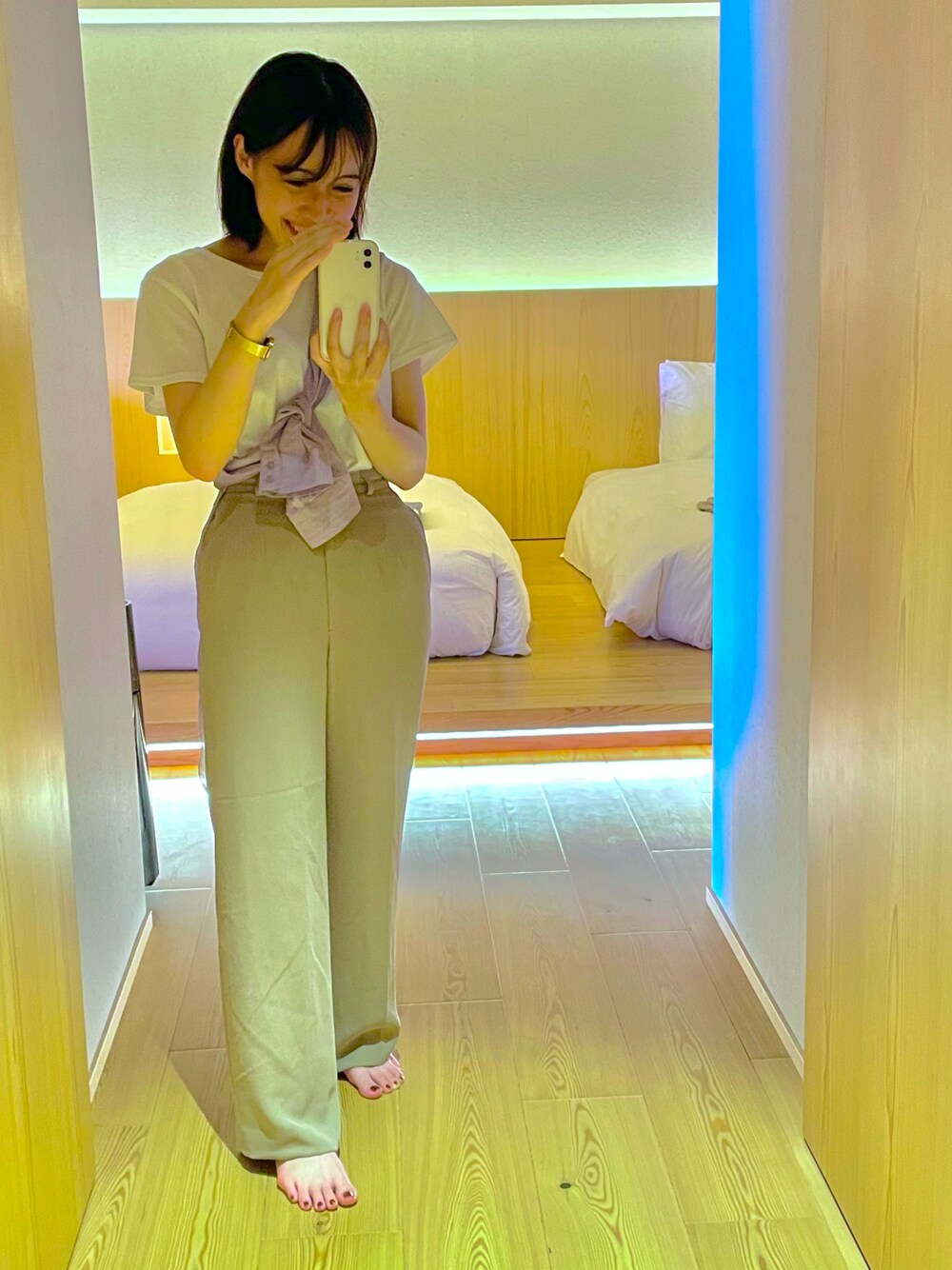 パープル系のシャツ/ブラウス、ブラック系のサンダル、ゴールド系のアナログ腕時計を着用したレディースの夏コーディネートの1枚目の写真