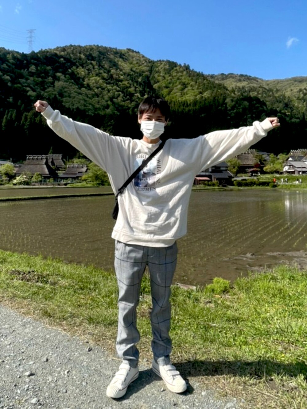 「美山」｜「AZUL by moussyのOBITAIN PHOTO LONG TEE/ブテインフォトロングTシャツ（スウェット、ベージュ系）」を使った、TAKUTOさん（メンズ・165cm）の秋コーディネートの1枚目の写真