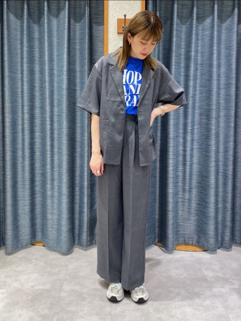 「RETRO GIRLの【ゆるてろ】半袖JK（テーラードジャケット、グレー系）」を使った、RETROGIRLさん（レディース・164cm）の秋コーディネートの1枚目の写真