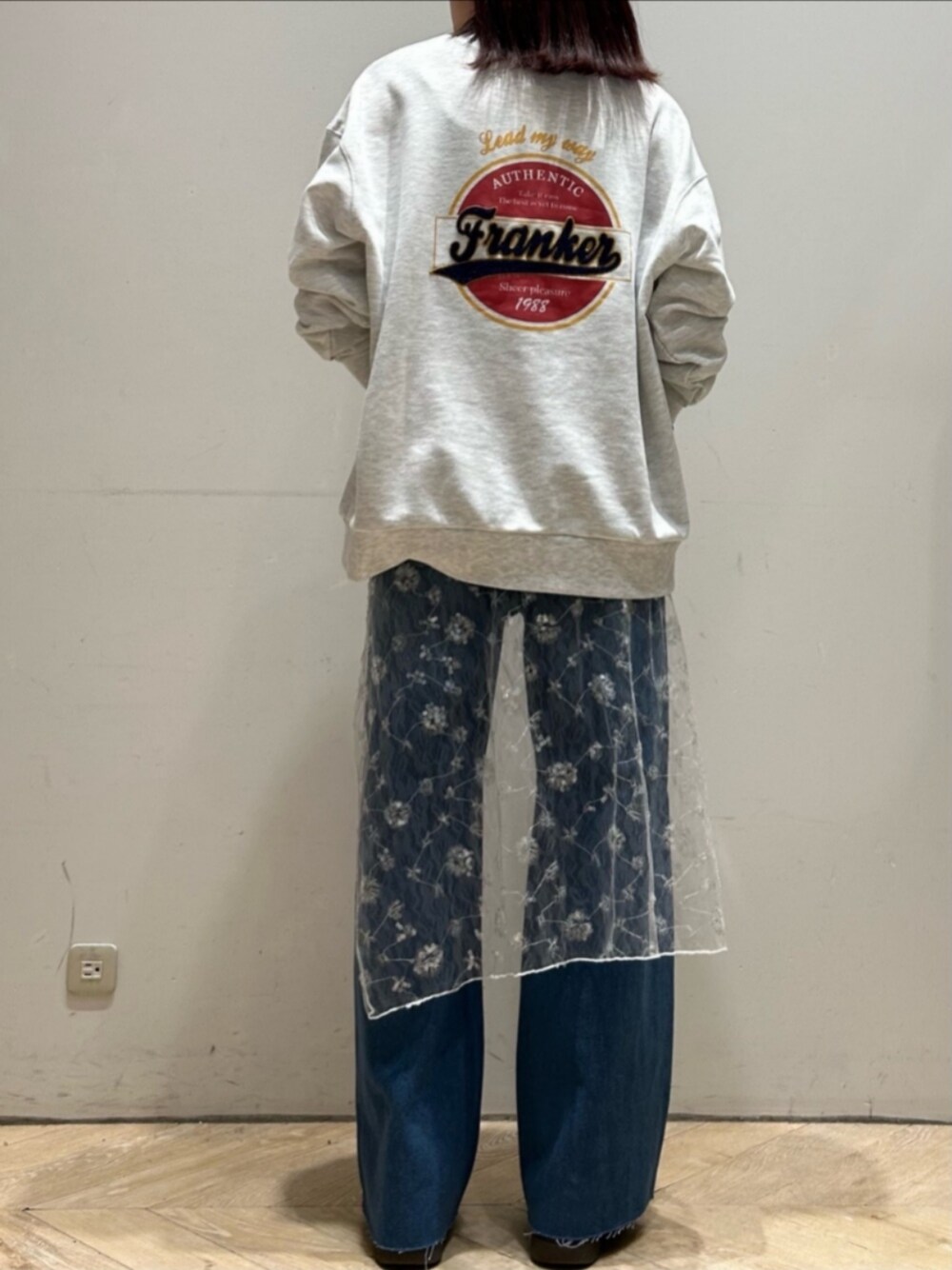 「RETRO GIRLのサガラ刺繍トレーナー（Tシャツ/カットソー、ベージュ系）」を使った、RETROGIRLさん（レディース・165cm）の冬コーディネートの1枚目の写真