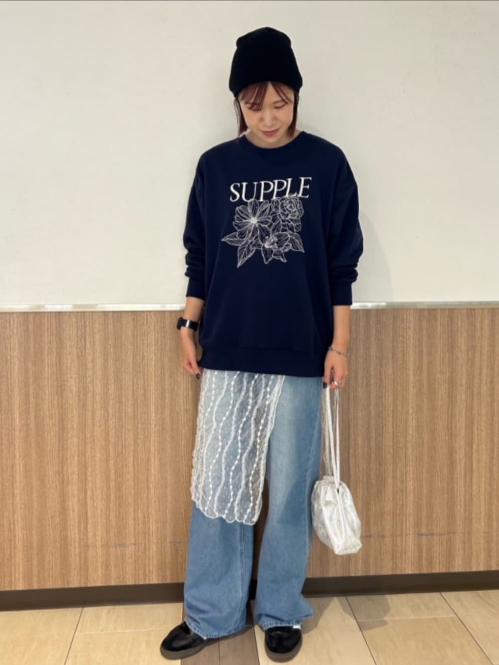 「RETRO GIRLの花刺繍トレーナー（Tシャツ/カットソー、ブルー系）」を使った、RETROGIRLさん（レディース・165cm）の秋コーディネートの1枚目の写真