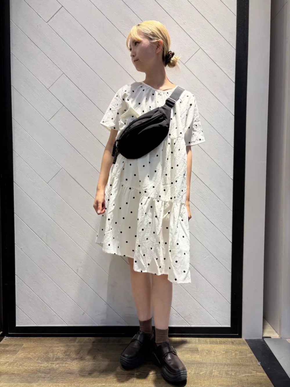 ホワイト系のチュニックを着用したレディースの秋コーディネートの1枚目の写真