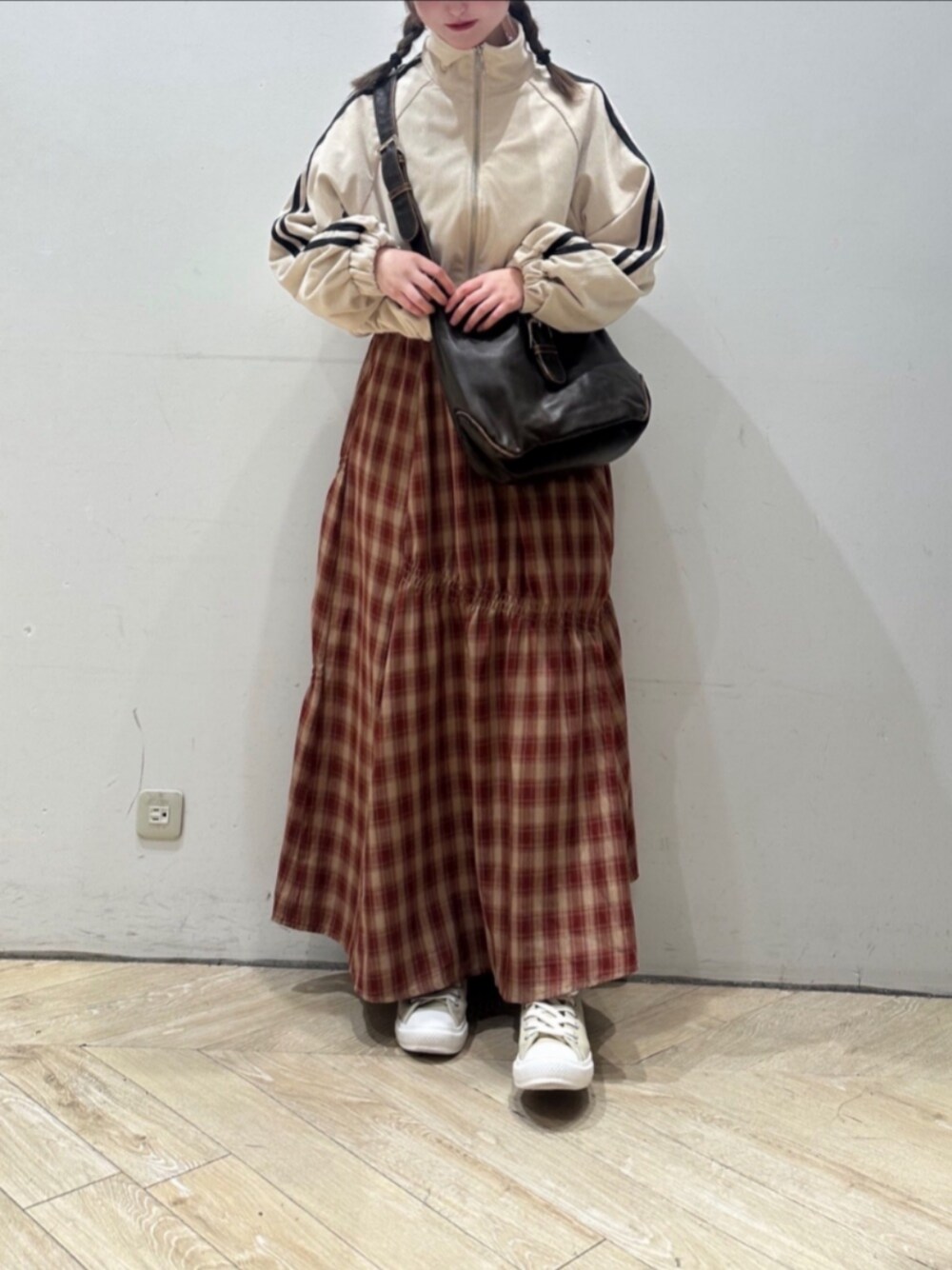 「RETRO GIRLのアイテム（スカート、レッド系）」を使った、RETROGIRLさん（レディース・152cm）の秋コーディネートの1枚目の写真