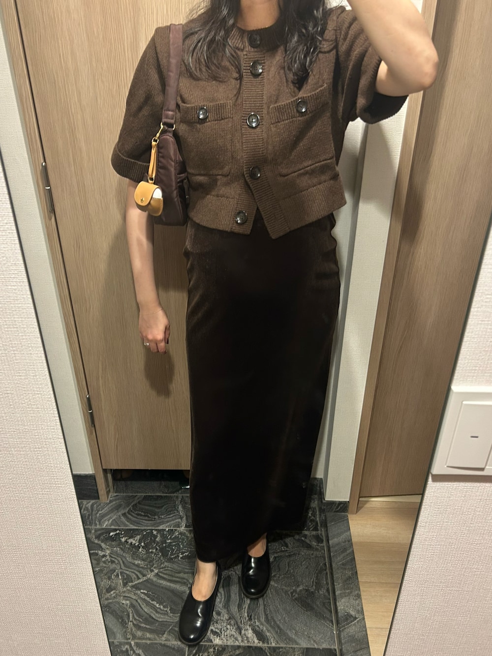 ブラック系のシューズ、ブラウン系のスカート、ブラウン系のサロペット/オーバーオールを着用したレディースの秋コーディネートの1枚目の写真