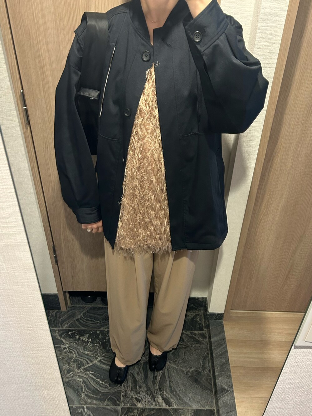「CLANEのアイテム（パンツ、ベージュ系）」を使った、わらちゃんさん（レディース・164cm）の春コーディネートの1枚目の写真