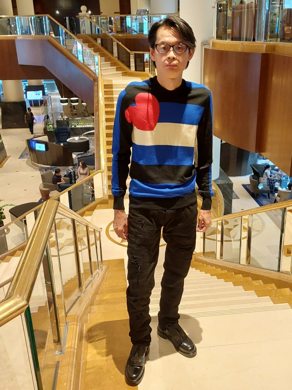 「vetements、COMME des GARCONS、GIORGIO ARMANI、CHRISTIAN DADA」｜「VETEMENTS x CDGのアイテム（その他アウター、ブルー系）」を使った、Nicholasさん（メンズ・185cm）の秋コーディネートの1枚目の写真