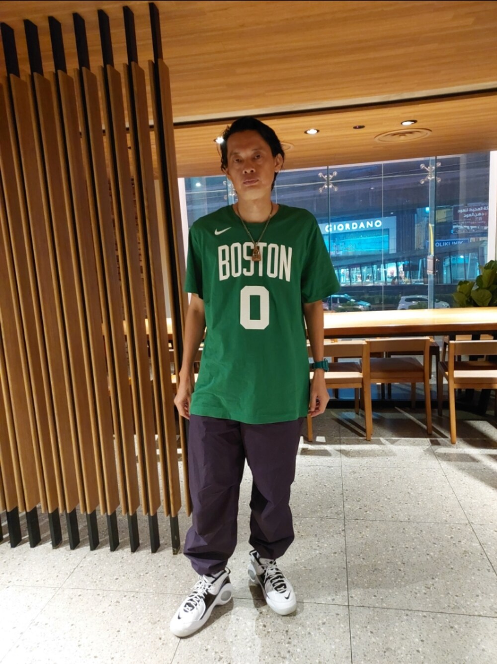 「UNIQLOのアイテム（パンツ、パープル系）」を使った、Nicholasさん（メンズ・185cm）の冬コーディネートの1枚目の写真
