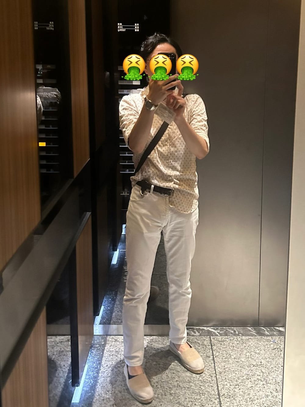 ベージュ系のその他シューズ、ホワイト系のデニムパンツ、ホワイト系のシャツ/ブラウスを着用したメンズの夏コーディネートの1枚目の写真