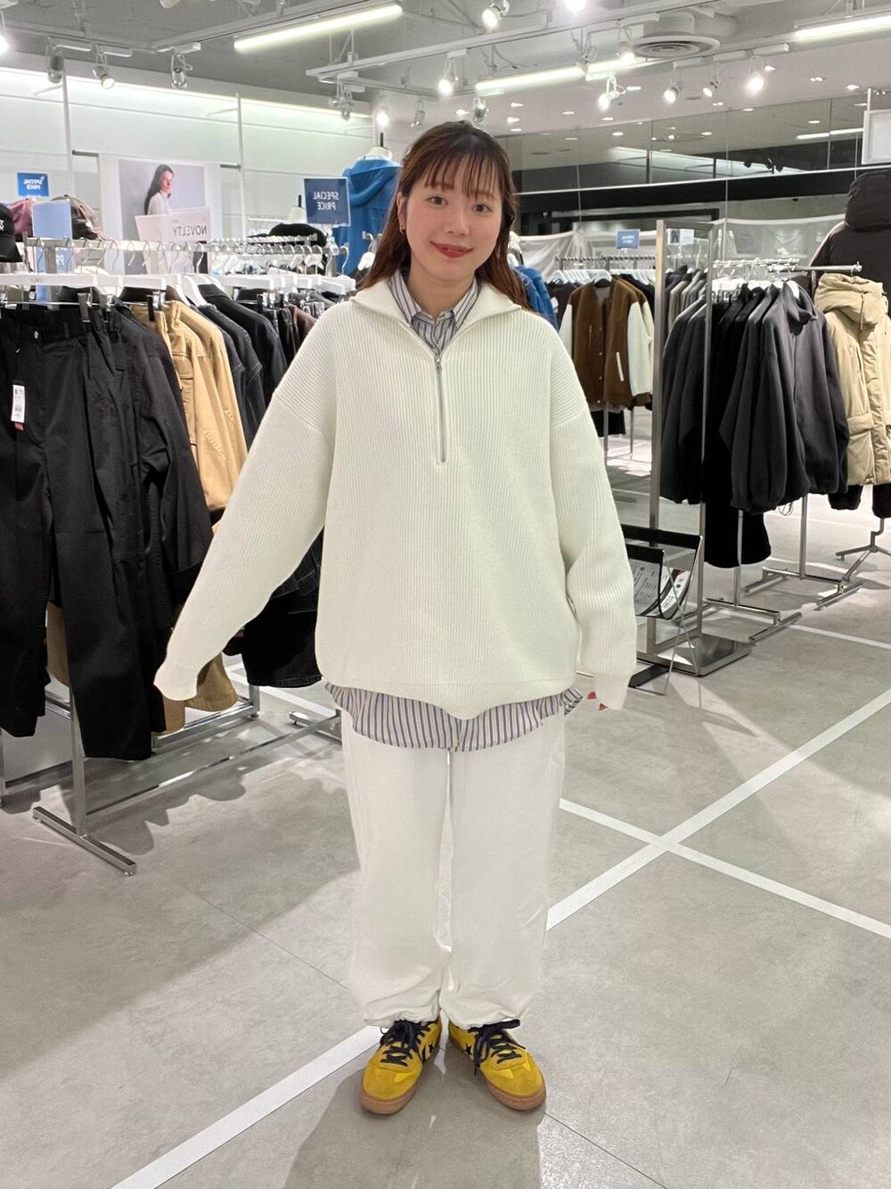 ベージュ系のシャツ/ブラウス、ホワイト系のスウェットパンツ、ホワイト系のニット/セーターを着用したメンズの秋コーディネートの1枚目の写真