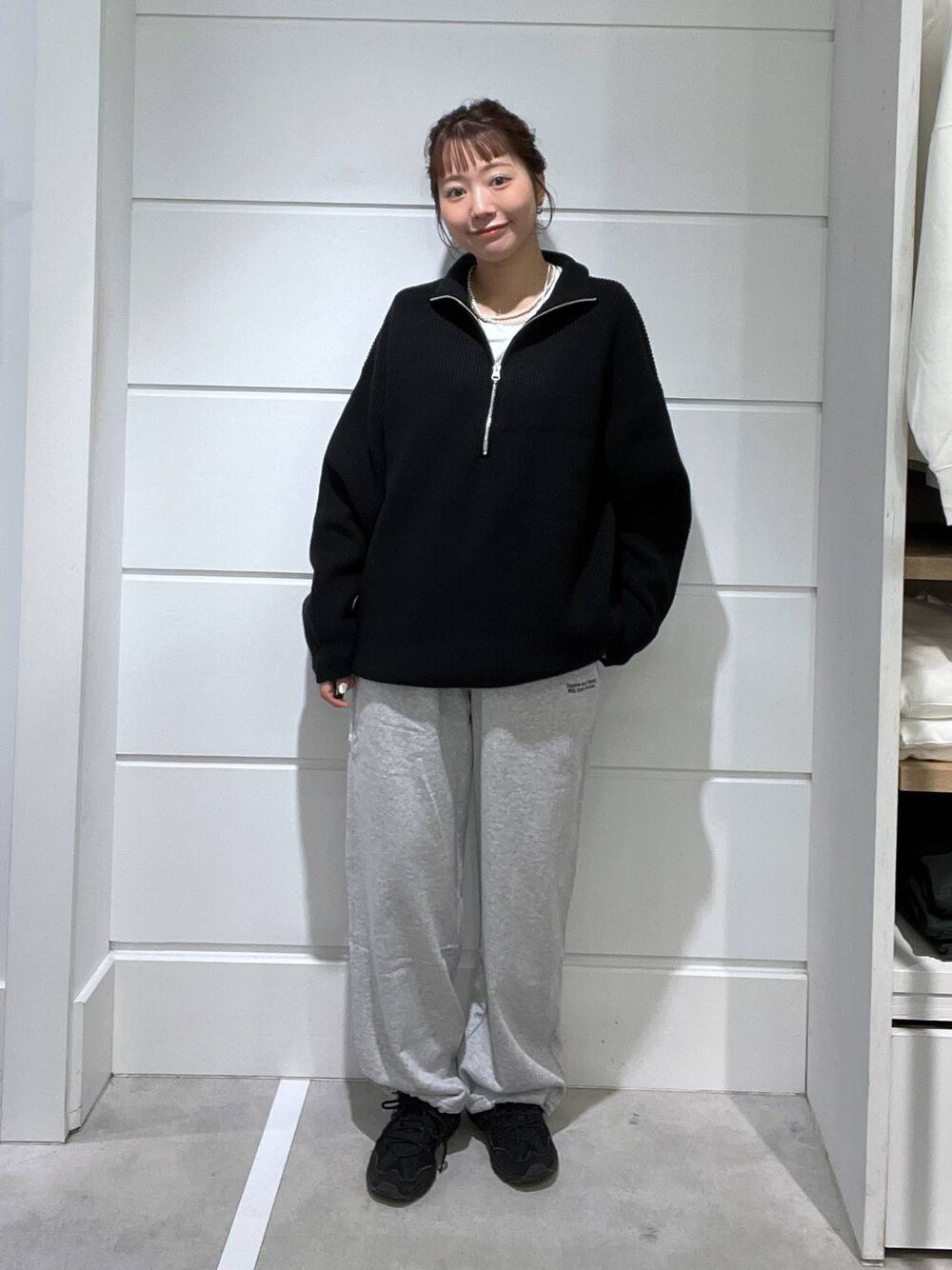 グレー系のスウェットパンツ、ブラック系のニット/セーターを着用したメンズの秋コーディネートの1枚目の写真