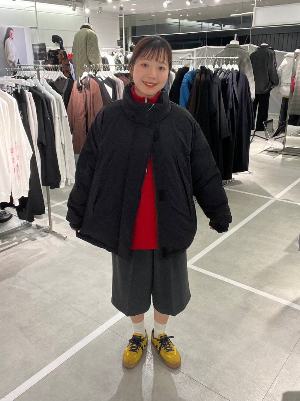 グレー系のその他パンツ、ブラック系のダウンジャケット/コート、レッド系のニット/セーターを着用したメンズの秋コーディネートの1枚目の写真