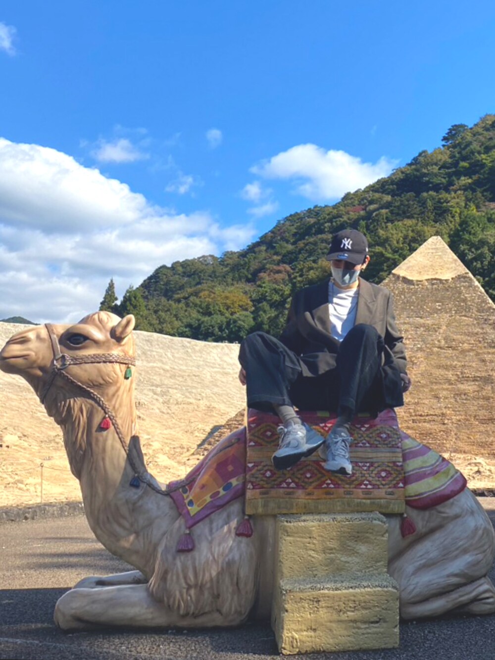 「秋コーデ、旅行、テーラードジャケット、デニム、ニューバランス、ニューバランス2002、UNIQLO、H&M、プチプラ、カジュアルコーデ、キャップ、ニューエラ」｜「UNIQLOのエアリズムUVカットクルーネックT（長袖）（Tシャツ/カットソー、ホワイト系）」を使った、URAさん（メンズ・170cm）の秋コーディネートの1枚目の写真