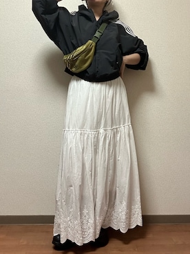 「大人ガーリー」｜「アイテム（ナイロンジャケット）」を使った、海老マヨさん（レディース・161cm）の春コーディネート