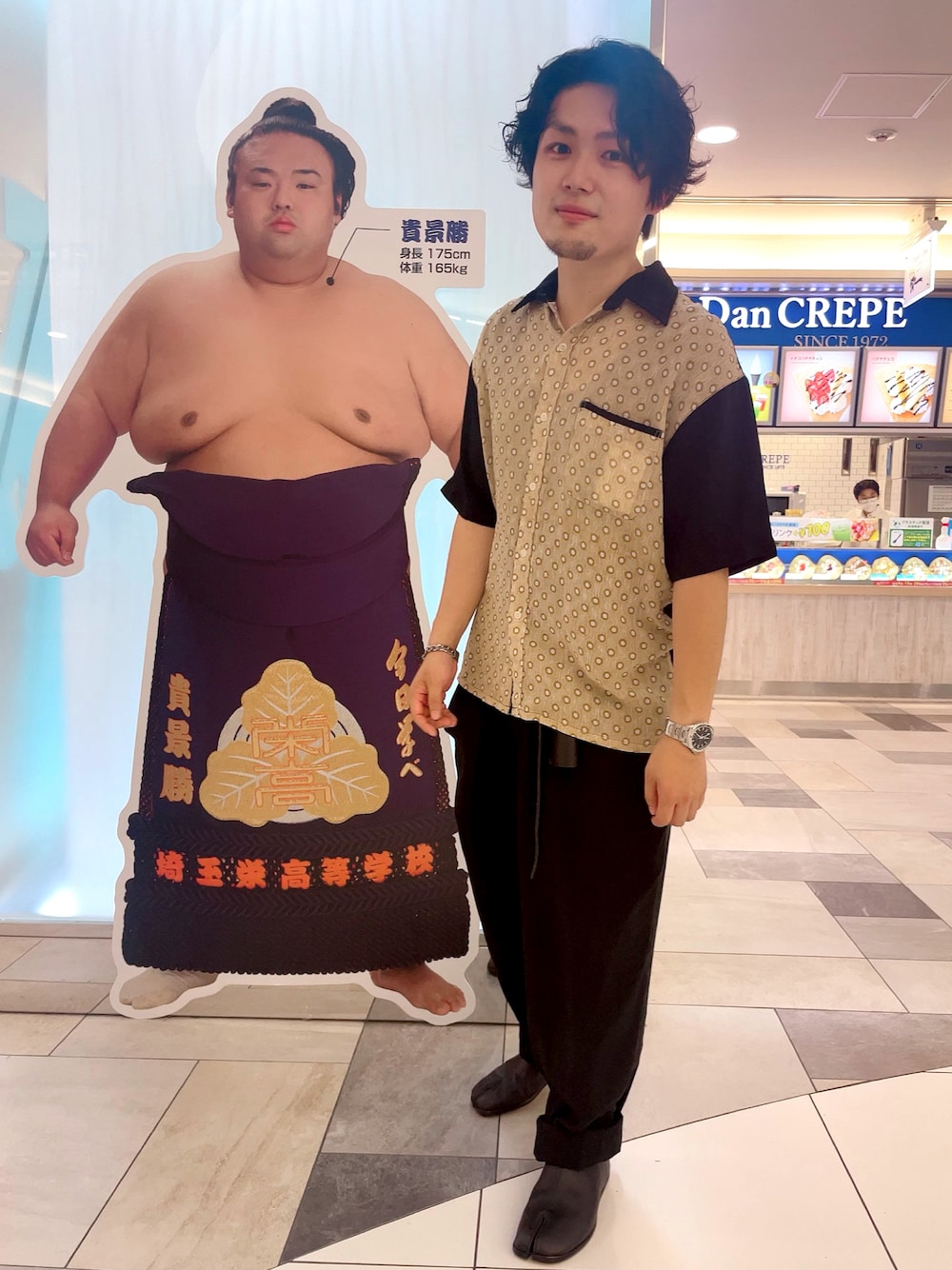 ブラック系のその他シューズ、ブラック系のパンツ、その他のシャツ/ブラウスを着用したメンズの夏コーディネートの1枚目の写真