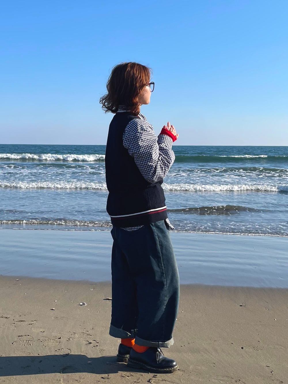 「デニム、古着、ギンガムチェック、ニットベスト、ニットベスト×シャツ、秋コーデ、秋服、差し色コーデ、海、パーマ女子、赤髪」｜「WETTEMPTのOVER DYED WIDE DENIM PANTS /オーバーダイワイドデニムパンツ（デニムパンツ、ブルー系）」を使った、CMAさん（骨格ウェーブ・レディース・159cm）の冬コーディネートの1枚目の写真