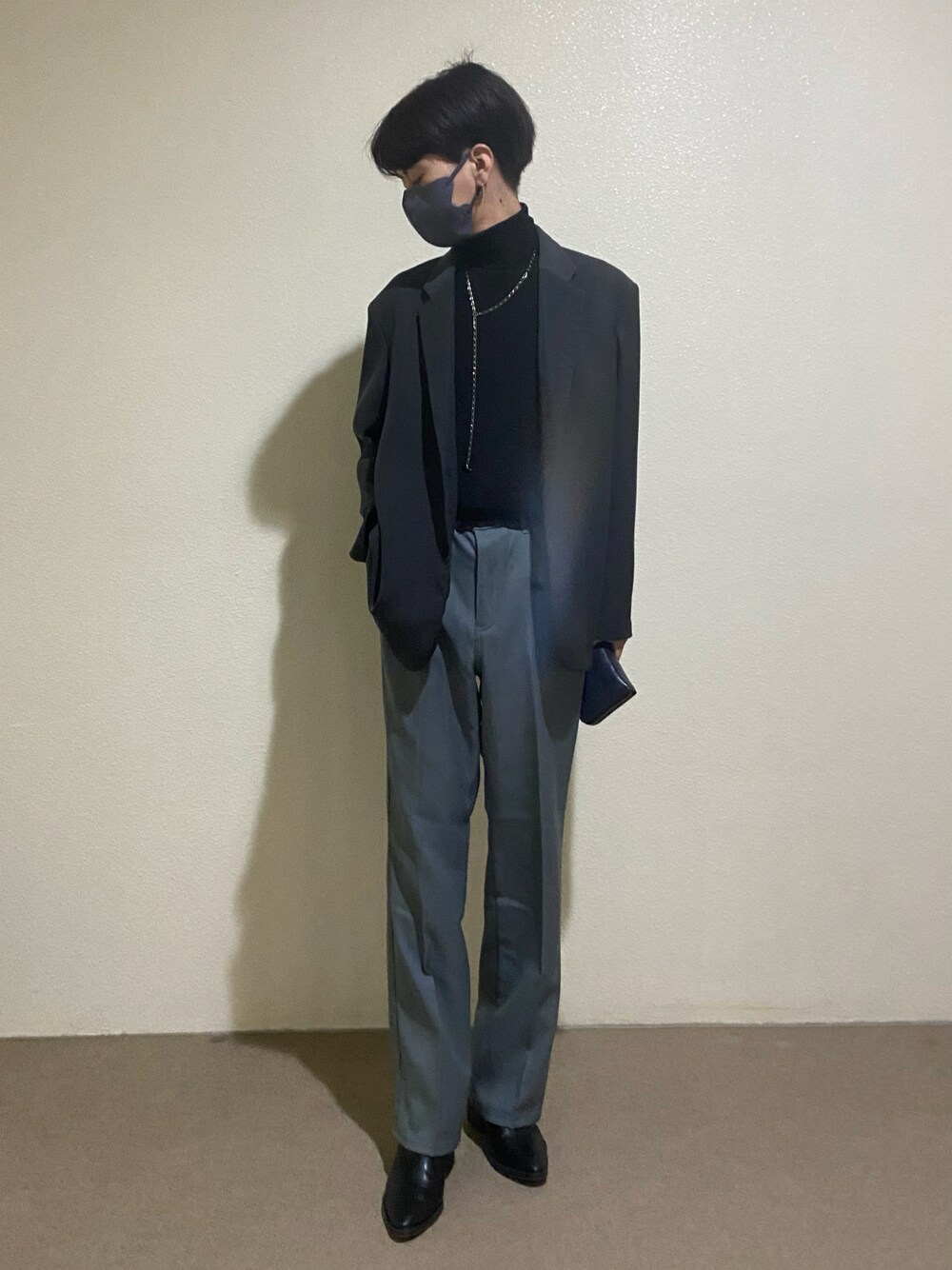 グレー系のパンツ、ブラック系のニット/セーター、グレー系のジャケット/アウターを着用したメンズの冬コーディネートの1枚目の写真