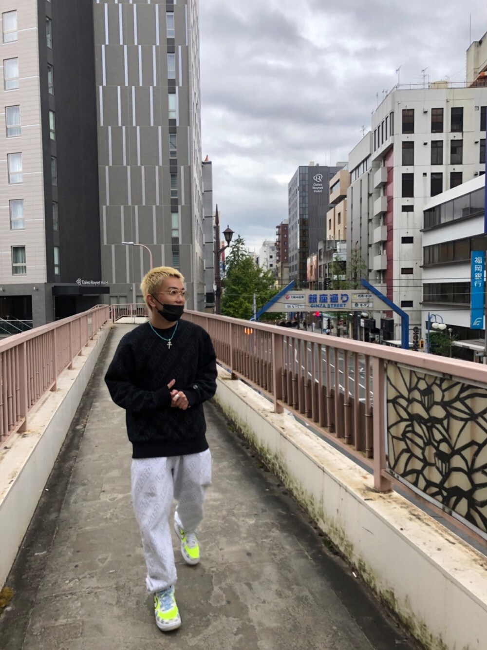 ブラック系のスウェット、ホワイト系のその他パンツ、イエロー系のスニーカーを着用したメンズの冬コーディネートの1枚目の写真