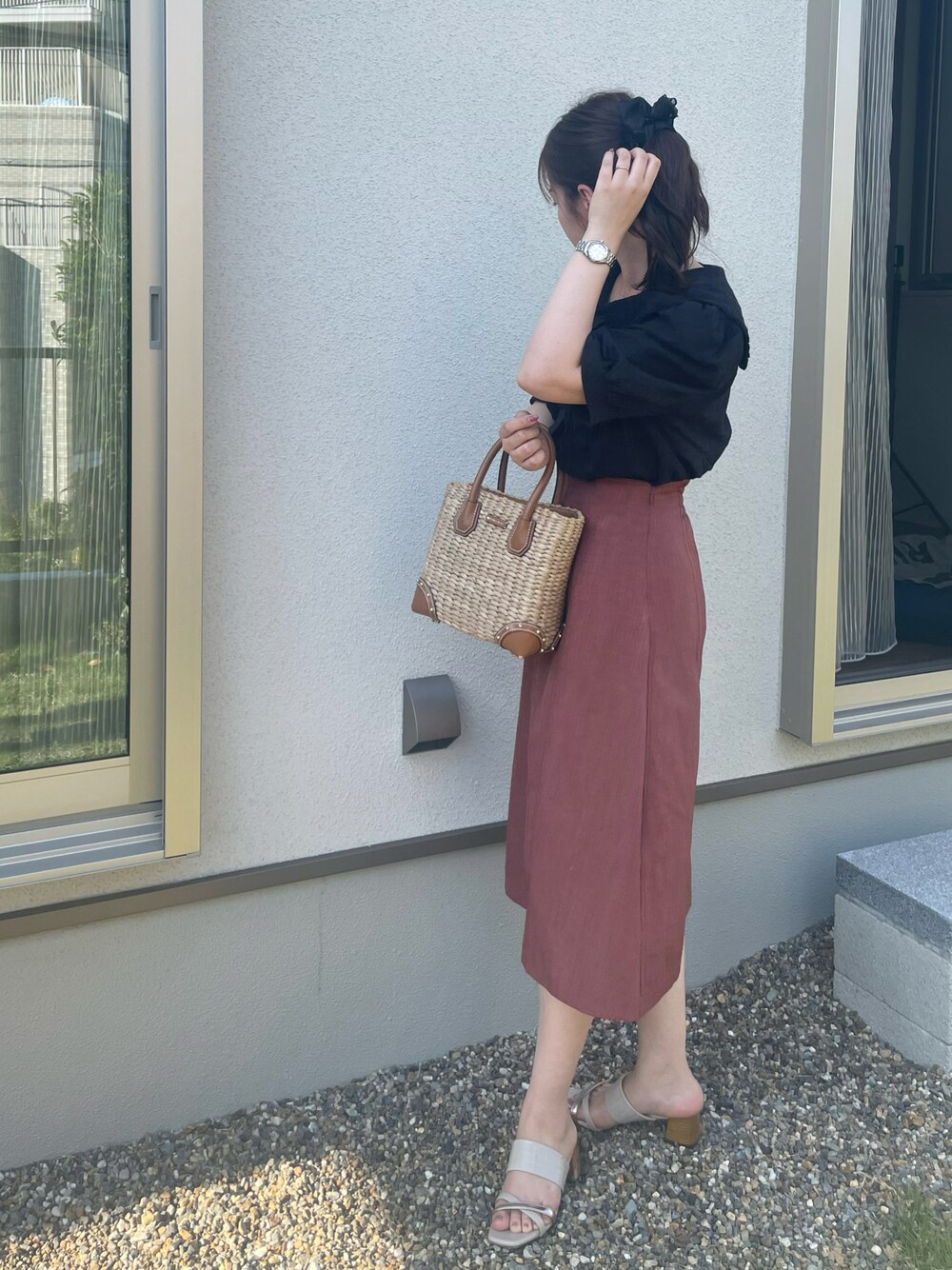「休日コーデ、シンプルコーデ、大人カジュアル、リラックススタイル、初夏コーデ、プチプラ、着回しコーデ、ootd、ボリューム袖、ブラック、お洒落さんとつながりたい、韓国ファッション、デート」｜「MICHAEL KORSのアメリカのアウトレットで購入した可愛いストローバッグ（ハンドバッグ、ベージュ系）」を使った、minさん（レディース・163cm）の春コーディネートの1枚目の写真