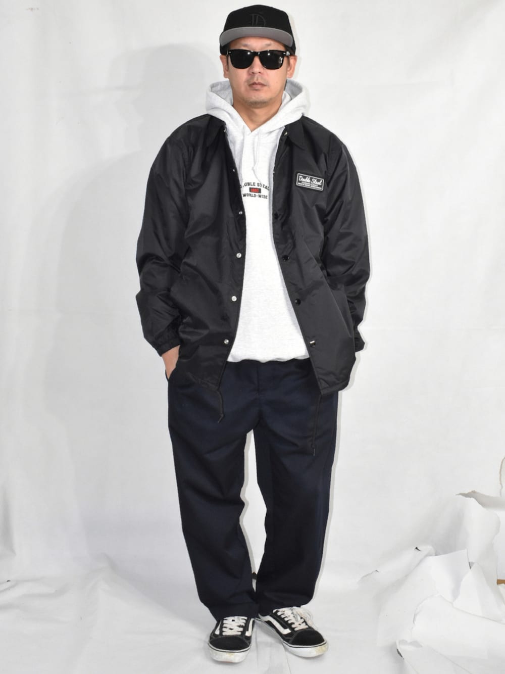 ブラック系のスニーカー、ブラック系のその他パンツ、グレー系のパーカーを着用したメンズの秋コーディネートの1枚目の写真