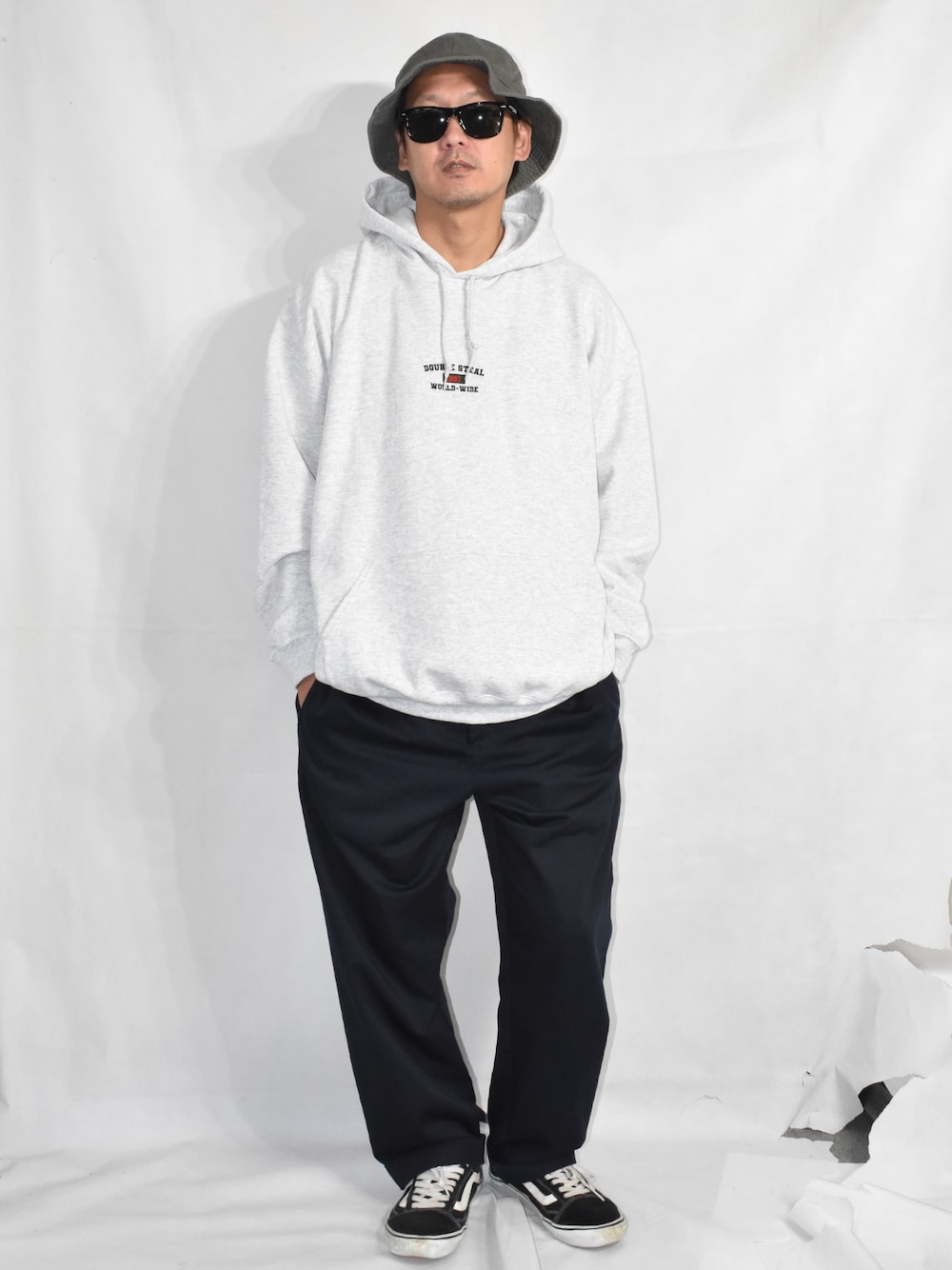 ブラック系のスニーカー、ブラック系のその他パンツ、グレー系のパーカーを着用したメンズの秋コーディネートの1枚目の写真