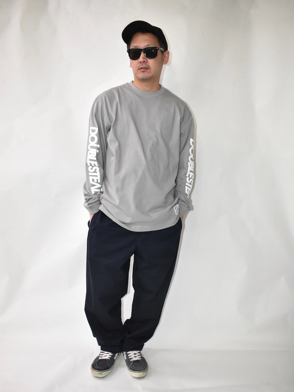 その他のスニーカー、ブラック系のその他パンツ、ホワイト系のTシャツ/カットソーを着用したメンズの春コーディネートの1枚目の写真