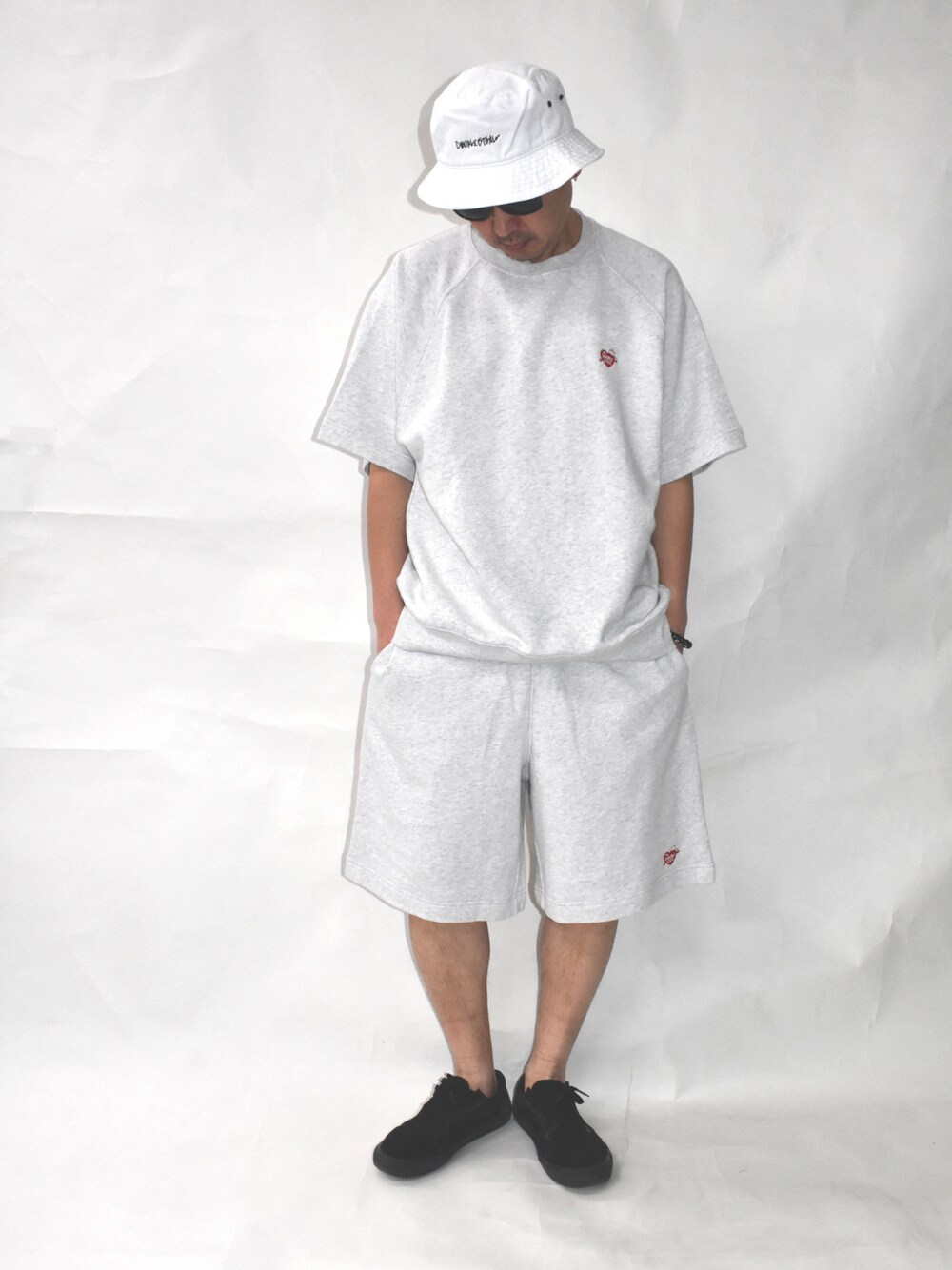 ブラック系のスニーカー、グレー系のスウェットパンツ、グレー系のTシャツ/カットソーを着用したメンズの春コーディネートの1枚目の写真