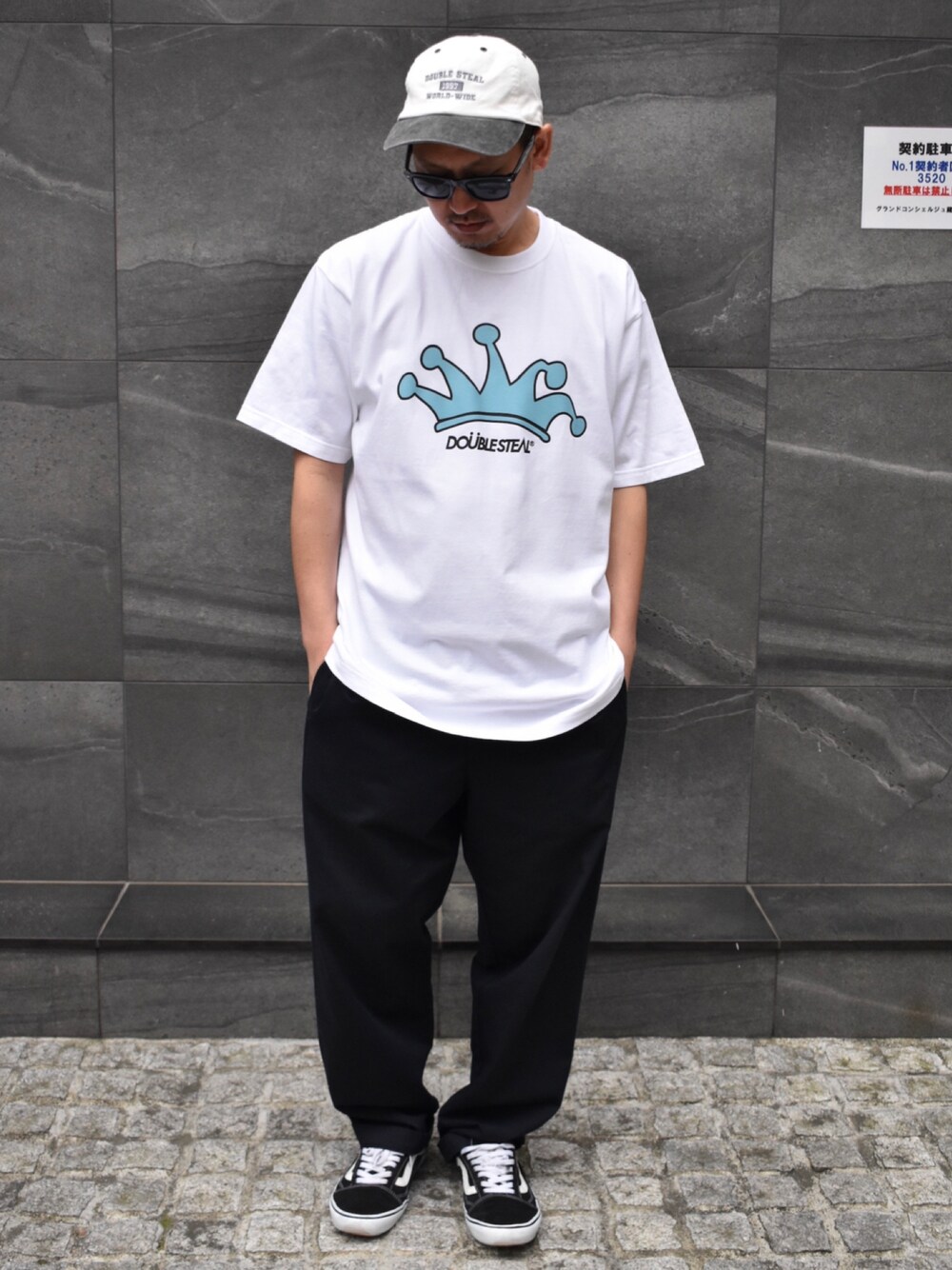 ブラック系のスニーカー、ブラック系のその他パンツ、ホワイト系のTシャツ/カットソーを着用したメンズの春コーディネートの1枚目の写真
