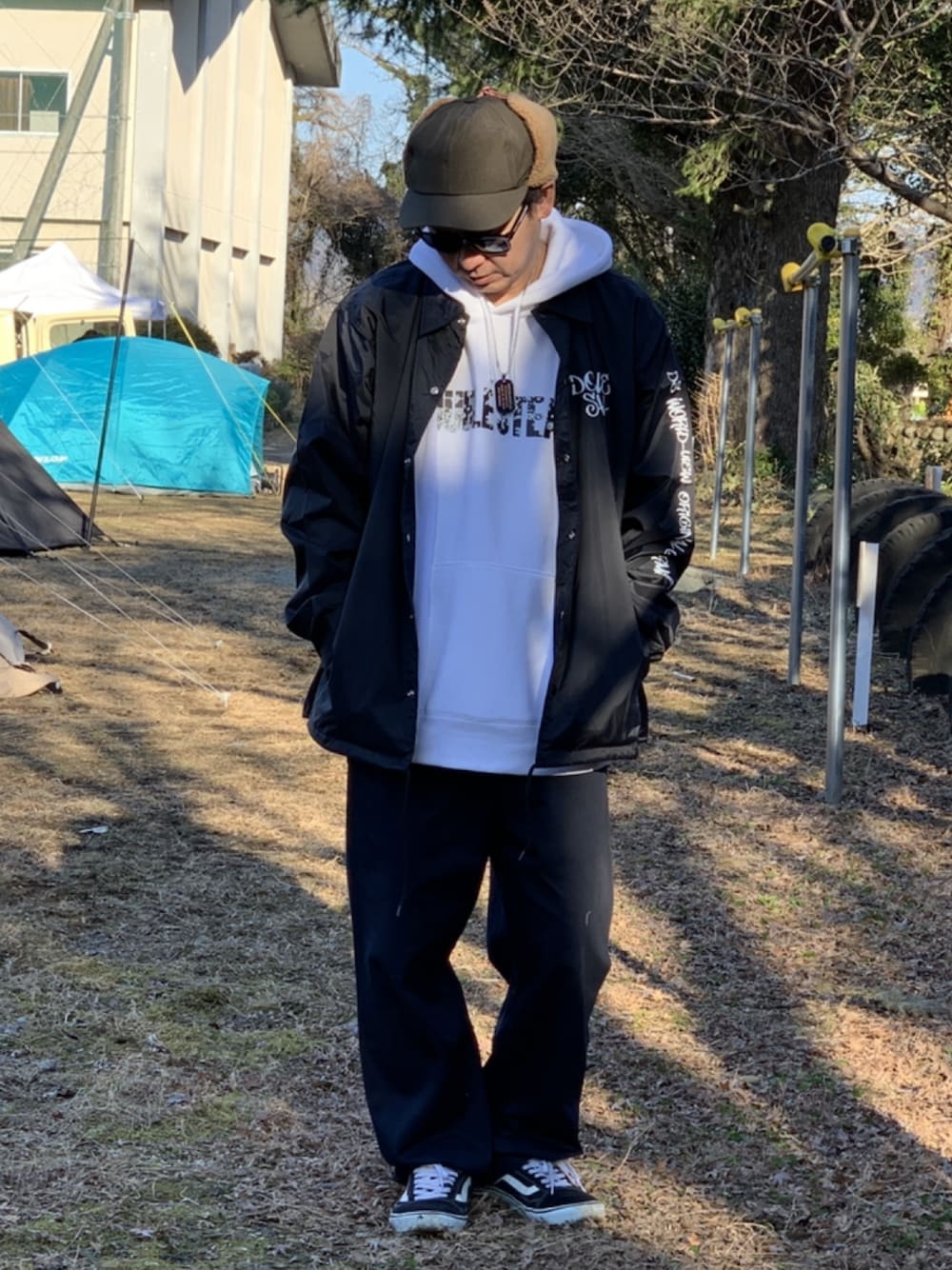 ブラック系のスニーカー、ブラック系のその他パンツ、ブラック系のパーカーを着用したメンズの冬コーディネートの1枚目の写真