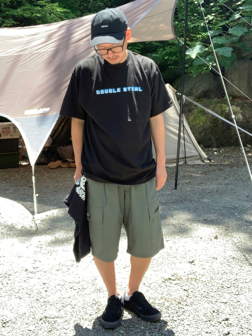 「休日コーデ、休日スタイル、今日のコーデ、ストリートコーデ、ストリート、大人ストリート、ロゴT、Tシャツ、ショートパンツ、ハーフパンツ、タオル、キャップ、VANS、DOUBLE STEAL」｜「VANSのアイテム（スニーカー、ブラック系）」を使った、ktさん（メンズ・170cm）の秋コーディネートの1枚目の写真