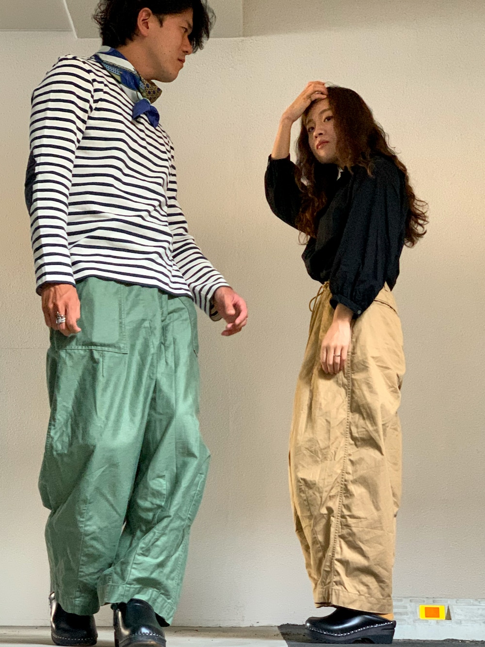 「ヒザデルパンツ」｜「HERMESのアイテム（ストール/ショール、ブルー系）」を使った、🎩さん（メンズ・178cm）の秋コーディネートの1枚目の写真