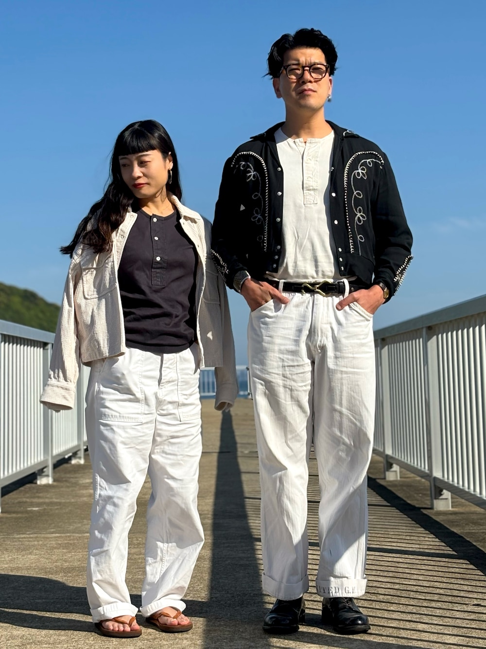 「HbarC、ギャバジンジャケット、ヘンリーネック、サービスシューズ」｜「H BAR Cのアイテム（ジャケット/アウター、ブラック系）」を使った、🎩さん（メンズ・178cm）の春コーディネートの1枚目の写真