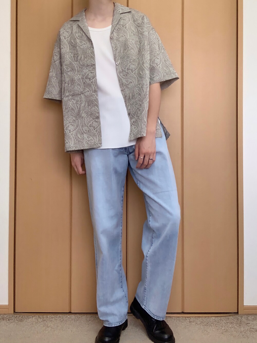 ベージュ系のシャツ/ブラウス、ブルー系のデニムパンツ、ブラック系のドレスシューズを着用したメンズの夏コーディネートの1枚目の写真
