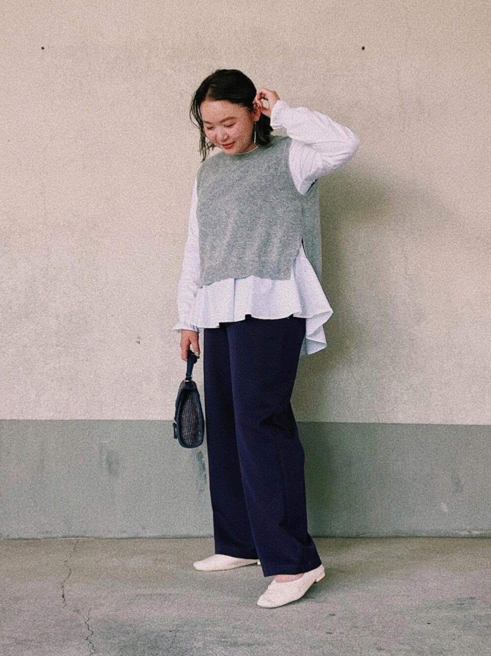 「カジュアルコーデ、シンプルコーデ、オトナカジュアル、パンツスタイル、低身長コーデ、ootd、カラーパンツ、秋コーデ、スクエアトゥ、秋トレンド2021、おしゃれさんと繋がりたい、キレイめ、パープル、ニットベスト」｜「primarasのアイテム（パンツ、パープル系）」を使った、shizuuさん（レディース・152cm）の夏コーディネートの1枚目の写真